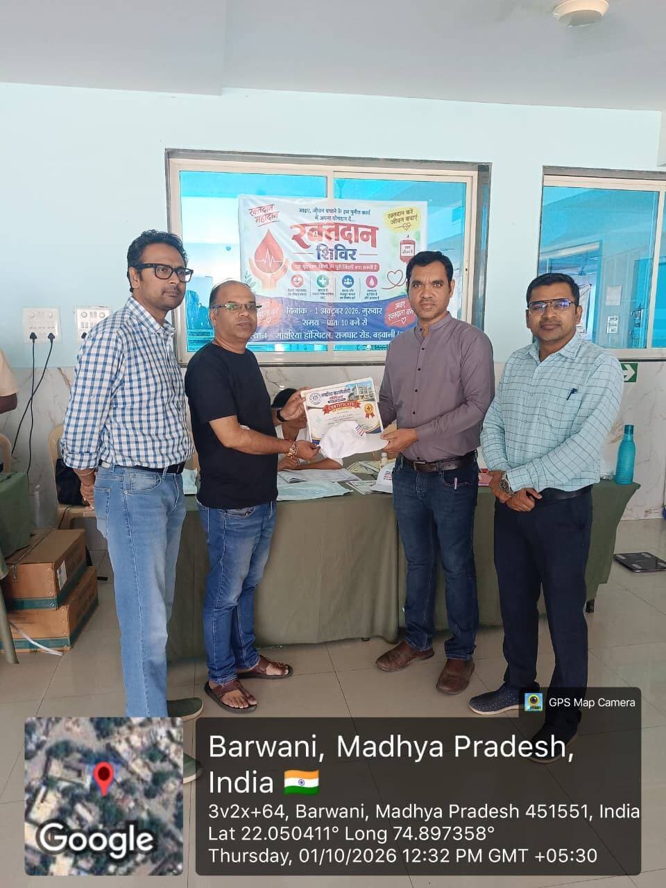 सेवा संकल्प अभियान अंतर्गत सांवरिया सुपर स्पेशियलिटी हॉस्पिटल, बड़वानी में रक्तदान शिविर का आयोजन
बड़वानी 01 अक्टूबर 2026/राज्य शासन द्वारा दिनांक 17 सितम्बर से 17 अक्टूबर तक आयोजित सेवा संकल्प अभियान अंतर्गत विभिन्न स्वास्थ्य सेवाओं के प्रभावी क्रियान्वयन एवं पात्र हितग्राहियों को सेवाओं का शत-प्रतिशत् लाभ सुनिश्चित किये जाने हेतु जिला चिकित्सालय बडवानी प्रशासन के आव्हान पर 01 अक्टूबर 2026 को सांवरिया सुपर स्पेशियलिटी हॉस्पिटल, राजघाट रोड बडवानी के डॉ. अमित नाईक मेडिसीन विशेष एवं अजीत सोलंकी शिशु रोग विशेषज्ञ के प्रयासों से रक्तदान शिविर का आयोजन किया गया। उक्त शिविर के आयोजन हेतु डॉ मनोज खन्ना सिविल सर्जन सह मुख्य अस्पताल अधीक्षक बड़वानी ब्लड बैंक ऑफिसर डॉ. रंजीत चौहान एवं ब्लड बैंक के दल द्वारा संपुर्ण व्यवस्था सुनिश्चित की गई।
शिविर में सांवरिया हॉस्पिटल के स्टॉफ, भर्ती मरीजों के परिजन एवं उनके द्वारा प्रेरित नागरिकों के द्वारा शिविर में कुल 32 यूनिट रक्तदान किया गया है।
अस्पताल प्रशासन के द्वारा अपील की जाती है कि नगर बड़वानी में संचालित अन्य प्रायवेट हॉस्पिटल के द्वारा भी 17 अक्टूबर 2026 के पुर्व तिथि निर्धारण कर सेवा संकल्प अभियान के अंतर्गत अपना योगदान देते हुए रक्तदान शिविर का आयोजन किया जाना है।