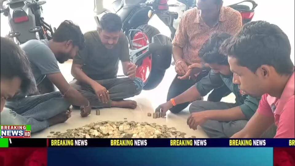 বীরভূমের তারাপীঠের ফুলিরডাঙ্গা গ্রামের শ্রীনাথ লেট বস্তাভর্তি কয়েন নিয়ে সোজা শোরুমে, দীর্ঘদিনের সঞ্চয়ের টাকায় কিনলেন স্বপ্নের মোটরবাইক।