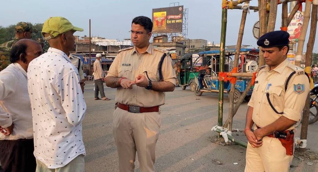 आगामी दुर्गापूजा के मद्देनजर पुलिस अधीक्षक, कोडरमा द्वारा तिलैया एवं कोडरमा क्षेत्र के प्रमुख पूजा पंडालों का निरीक्षण किया गया। निरीक्षण के दौरान सुरक्षा एवं विधि-व्यवस्था से संबंधित तैयारियों का जायजा लिया गया।इस अवसर पर पुलिस अधीक्षक द्वारा थाना प्रभारी, कोडरमा एवम तिलैया को संबंधित पूजा समितियों के साथ समन्वय स्थापित कर श्रद्धालुओं की सुरक्षा, भीड़ नियंत्रण, यातायात व्यवस्था एवं विधि-व्यवस्था संधारण हेतु आवश्यक कार्रवाई सुनिश्चित करने का निर्देश दिया गया।