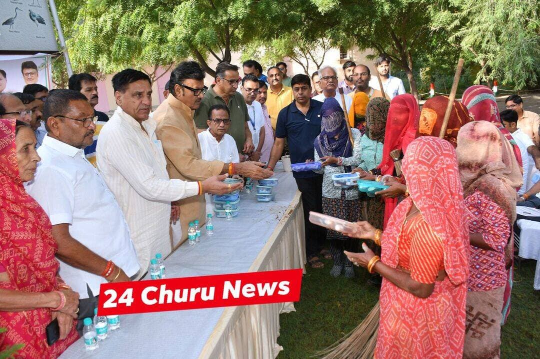 स्वच्छता ही सेवा कार्यक्रम में सफाईकर्मियों को किये मेडिकल किट वितरित
पूर्व नेता प्रतिपक्ष राठौड़ व विधायक सहारण ने झाड़ू लगाकर किया शुभारंभ
चूरूः राजस्थान ग्रामीण बैंक के क्षेत्रीय व्यवसाय कार्यालय की ओर से स्वच्छता ही सेवा अभियान के तहत स्थानीय नेचर पार्क में स्वच्छता ही सेवा अभियान का शुभारम्भ किया गया। कार्यक्रम के मुख्य अतिथि पूर्व नेता प्रतिपक्ष राजेन्द्र राठौड़ थे। वहीं विशिष्ट अतिथि विधायक हरलाल सहारण व सभापति विनय गोयनका थे। अतिथियों ने सफाईकर्मियों को मेडिकल किट वितरित कर स्वच्छता कर्मियों का उत्साहवर्धन किया। इस अवसर पर पूर्व नेता प्रतिपक्ष राजेन्द्र राठौड़ ने कहा कि स्वच्छता केवल सरकार या किसी एक संस्था की जिम्मेदारी नहीं है, बल्कि इसमें समाज के प्रत्येक व्यक्ति की भागीदारी जरूरी है। सफाईकर्मी शहर को स्वच्छ और सुंदर बनाए रखने में महत्वपूर्ण भूमिका निभाते हैं। विधायक हरलाल सहारण ने कहा कि स्वच्छता अभियान को जन आंदोलन का रूप देने की आवश्यकता है। स्वच्छ वातावरण से स्वस्थ समाज का निर्माण होता है। सभापति विनय गोयनका ने कहा कि शहर को स्वच्छ और सुंदर बनाने के लिए नगर परिषद के साथ आमजन की सहभागिता भी जरूरी है। उन्होंने सफाईकर्मियों द्वारा किए जा रहे कार्यों की सराहना करते हुए कहा कि स्वच्छता कर्मियों की सुविधाओं और स्वास्थ्य सुरक्षा को प्राथमिकता दी जानी चाहिए। राजस्थान ग्रामीण बैंक के क्षेत्रीय प्रबंधक अनिल अग्रवाल ने कहा कि बैंक की ओर से सामाजिक सरोकारों के तहत स्वच्छता ही सेवा अभियान में सहभागिता की जा रही है। सफाईकर्मियों को मेडिकल किट उपलब्ध करवाने का उद्देश्य उनके स्वास्थ्य के प्रति जागरूकता बढ़ाना और उन्हें आवश्यक स्वास्थ्य सामग्री उपलब्ध करवाना है। इस अवसर पर भाजपा जिलाध्यक्ष बसंत शर्मा व विमला गढ़वाल ने भी विचार व्यक्त किए। कार्यक्रम में बैंक के मुख्य प्रबंधक नवीन शर्मा, एसएमओ बलराज, वित्तीय साक्षरता सलाहकार गुमान सिंह, श्रीकांत गिरी सहित बैंक के अधिकारी-कर्मचारी मौजूद थे।
<nis:link nis:type=tag nis:id=rajendra nis:value=Rajendra nis:enabled=true nis:link/> Rathore <nis:link nis:type=tag nis:id=harlalsahran nis:value=harlalsahran nis:enabled=true nis:link/> <nis:link nis:type=tag nis:id=follower nis:value=follower nis:enabled=true nis:link/>
<nis:link nis:type=tag nis:id=nonfollowers nis:value=nonfollowers nis:enabled=true nis:link/> <nis:link nis:type=tag nis:id=highlightseveryone#highlights nis:value=highlightseveryone#highlights nis:enabled=true nis:link/>
<nis:link nis:type=tag nis:id=todaypost nis:value=todaypost nis:enabled=true nis:link/> <nis:link nis:type=tag nis:id=viralpost nis:value=viralpost nis:enabled=true nis:link/> <nis:link nis:type=tag nis:id=brkgbbank nis:value=brkgbbank nis:enabled=true nis:link/>