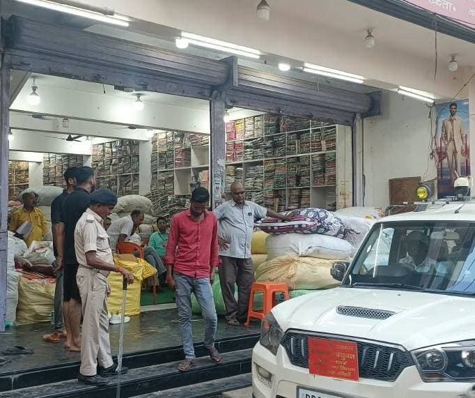 *मोतिहारी शहर के बड़े कपड़ा व्यवसायी के यहाँ जीएसटी विभाग का छापा*
व्यवसायी ने तत्काल किए 40 लाख रुपये GST जमा।
मोतिहारी, 1 अक्टूबर 2026। वाणिज्य-कर आयुक्त-सह-सचिव, बिहार, पटना के निर्देश पर मोतिहारी के पंचमंदिर चौक स्थित एम.एस.त्रिदेव वस्त्रालय में जीएसटी विभाग की निरीक्षण की कार्रवाई जारी है। यह कार्रवाई जीएसटी विभाग, मोतिहारी एवं जीएसटी अन्वेषण ब्यूरो, मुजफ्फरपुर की संयुक्त टीम द्वारा की जा रही है।
निरीक्षण के दौरान प्रतिष्ठान की लेखा-पुस्तों, खरीद-बिक्री अभिलेखों, जीएसटी रिटर्न, कर भुगतान विवरण, स्टॉक रजिस्टर, इनवॉयस तथा अन्य संबंधित दस्तावेजों की जांच की जा रही है। इसके साथ ही उपलब्ध माल का भौतिक सत्यापन कर उसका खरीद अभिलेखों एवं लेखांकन में दर्ज स्टॉक से मिलान किया जा रहा है।
प्रारंभिक जांच में प्रतिष्ठान में करोड़ों रुपये मूल्य का स्टॉक पाए जाने की जानकारी सामने आई है। उपलब्ध स्टॉक, खरीद-बिक्री अभिलेखों एवं जीएसटी रिटर्न में घोषित टर्नओवर एवं उस पर देय जीएसटी के भुगतान की स्थिति का भी परीक्षण किया जा रहा है।
अब तक प्राप्त अभिलेखों एवं तथ्यों के आधार पर यह सामने आया है कि प्रतिष्ठान द्वारा वस्तुओं की खरीद के बाद सकल लाभ अथवा मूल्यवर्धन (वैल्यू एडिशन) जोड़कर उनकी बिक्री की जाती रही है। इस मूल्यवर्धन पर देय जीएसटी के नकद भुगतान से संबंधित विसंगतियां प्रकाश में आई हैं, जिनकी विस्तृत जांच की जा रही है।
संतोष कुमार, राज्य-कर संयुक्त आयुक्त (प्रभारी), मोतिहारी ने बताया कि निरीक्षण के दौरान प्रतिष्ठान के स्वामी द्वारा जीएसटी के रूप में तत्काल 40 लाख रुपये जमा किए गए हैं। शेष जांच पूरी होने के बाद जीएसटी अधिनियम के प्रावधानों के तहत सक्षम प्राधिकरण द्वारा देय कर, ब्याज एवं शास्ति का निर्धारण कर उसकी वसूली की कार्रवाई की जाएगी।
उन्होंने करदाताओं से स्वैच्छिक एवं समयबद्ध कर अनुपालन सुनिश्चित करने तथा वास्तविक कारोबार का सही लेखांकन करते हुए देय कर का समय पर भुगतान करने की अपील की। उन्होंने कहा कि नियमानुसार कर भुगतान से राज्य के राजस्व में वृद्धि होगी तथा इससे बिहार के विकास एवं जनकल्याणकारी कार्यों में योगदान मिलेगा।
Information & Public Relations Department, Government of Bihar