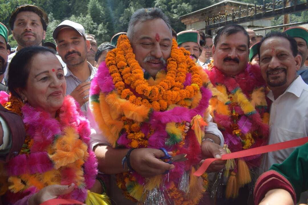 *खेल प्रतिभाओं को निखारने में महत्वपूर्ण भूमिका निभा रही प्रदेश सरकार : रोहित ठाकुर*
*विद्यार्थी शिक्षा के साथ खेलकूद में भी बढ़-चढ़कर लें भाग : शिक्षा मंत्री*
राजकीय वरिष्ठ माध्यमिक विद्यालय तकलेच में आयोजित चार दिवसीय जिला स्तरीय अंडर-14 छात्र खेलकूद प्रतियोगिता का आज समापन हुआ। समापन समारोह में शिक्षा मंत्री रोहित ठाकुर ने बतौर मुख्य अतिथि शिरकत की, जबकि हिमाचल प्रदेश राज्य वित्त आयोग के अध्यक्ष एवं स्थानीय विधायक नंद लाल विशेष अतिथि के रूप में उपस्थित रहे।
प्रतियोगिता में 20 ब्लॉकों के लगभग 692 विद्यार्थियों ने भाग लिया, जिनमें 519 सरकारी तथा 173 निजी विद्यालयों के विद्यार्थी शामिल रहे। विद्यार्थियों ने वॉलीबॉल, खो-खो, कबड्डी और बैडमिंटन में अपनी प्रतिभा का प्रदर्शन किया।
शिक्षा मंत्री ने विद्यार्थियों को संबोधित करते हुए कहा कि प्रदेश सरकार शिक्षा के साथ-साथ विद्यार्थियों के सर्वांगीण विकास पर विशेष ध्यान दे रही है। खेलकूद शारीरिक एवं मानसिक विकास के साथ अनुशासन, नेतृत्व क्षमता, आत्मविश्वास और टीम भावना विकसित करने में महत्वपूर्ण भूमिका निभाते हैं। उन्होंने विद्यार्थियों से पढ़ाई के साथ खेलकूद में भी बढ़-चढ़कर भाग लेने तथा अपनी प्रतिभा को निरंतर निखारने का आह्वान किया।
उन्होंने कहा कि वर्तमान सरकार ने अपने साढ़े तीन वर्ष के कार्यकाल में शिक्षा क्षेत्र में 9 हजार से अधिक नौकरियां प्रदान की हैं। प्रदेश में वर्तमान में 14,663 शिक्षण संस्थान हैं, जहां 65 हजार से अधिक अध्यापक सेवाएं दे रहे हैं तथा 7 लाख से अधिक विद्यार्थी शिक्षा ग्रहण कर रहे हैं। उन्होंने कहा कि हिमाचल प्रदेश की साक्षरता दर अब 99.30 प्रतिशत हो गई है। प्रदेश स्कूली शिक्षा के क्षेत्र में देश में छठे तथा राज्यों की श्रेणी में तीसरे स्थान पर है।
*खेल प्रतिभाओं को बढ़ावा देने पर विशेष बल*
शिक्षा मंत्री ने कहा कि प्रदेश सरकार खेल प्रतिभाओं को आगे बढ़ाने के लिए खेल सुविधाओं को सुदृढ़ करने तथा विद्यार्थियों को बेहतर अवसर उपलब्ध करवाने के लिए निरंतर प्रयास कर रही है। उन्होंने बताया कि 69वीं राष्ट्रीय स्कूल खेल प्रतियोगिता में हिमाचल प्रदेश के खिलाड़ियों ने कुल 48 पदक प्राप्त किए, जिनमें 8 स्वर्ण, 11 रजत और 29 कांस्य पदक शामिल हैं। पिछले सत्र में 22 छात्र खिलाड़ियों ने अंतरराष्ट्रीय स्तर पर भारत का प्रतिनिधित्व किया।
उन्होंने कहा कि प्रदेश में वर्तमान में 11 स्पोर्ट्स हॉस्टल हैं, जहां अंडर-14, अंडर-17 और अंडर-19 आयु वर्ग के खिलाड़ियों को खेल सामग्री एवं प्रशिक्षण सुविधाएं उपलब्ध करवाई जा रही हैं। खिलाड़ियों की डाइट मनी को भी 120 रुपये से बढ़ाकर 250 रुपये प्रतिदिन किया गया है।
*तकलेच विद्यालय के लिए 10 लाख रुपये की घोषणा*
शिक्षा मंत्री ने राजकीय वरिष्ठ माध्यमिक विद्यालय तकलेच में बरसात से खेल मैदान एवं दीवार को हुए नुकसान की मरम्मत के लिए प्रथम चरण में 10 लाख रुपये देने की घोषणा की। उन्होंने विद्यालय में सांस्कृतिक गतिविधियों को बढ़ावा देने के लिए 50 हजार रुपये देने की भी घोषणा की।
उन्होंने कहा कि प्रदेश के 100 विद्यालयों को सीबीएसई विद्यालय बनाने की योजना के तहत राजकीय वरिष्ठ माध्यमिक विद्यालय तकलेच को भी शामिल किया जाएगा।
*विजेता खिलाड़ियों को किया सम्मानित*
शिक्षा मंत्री ने कबड्डी में नेरवा ब्लॉक को प्रथम तथा रोहड़ू को द्वितीय, वॉलीबॉल में रोहड़ू को प्रथम तथा नेरवा को द्वितीय, खो-खो में रोहड़ू को प्रथम तथा मतियाना को द्वितीय और बैडमिंटन में नेरवा को प्रथम तथा देहा को द्वितीय स्थान प्राप्त करने पर खिलाड़ियों को बधाई दी तथा पुरस्कार प्रदान कर सम्मानित किया।
उन्होंने प्रतियोगिता के सफल आयोजन के लिए आयोजक विद्यालय, अध्यापकों एवं सहयोगी स्टाफ को भी बधाई दी। इस अवसर पर उन्होंने स्थानीय लोगों की समस्याएं भी सुनी तथा उनके शीघ्र समाधान के लिए संबंधित विभागीय अधिकारियों को आवश्यक दिशा-निर्देश दिए।
समारोह में अतिरिक्त निदेशक शिक्षा योगेश चौहान, सहायक निदेशक प्रारंभिक शिक्षा अजय पांटा, जिला परिषद सदस्य रोनी राणा एवं अनुराधा, ब्लॉक कांग्रेस अध्यक्ष लाल चंद शर्मा, पूर्व जिला परिषद अध्यक्ष चंद्र प्रभा, पंचायत समिति उपाध्यक्ष रामपुर सुनील कायथ, निदेशक पर्यटन यशपाल सोनी, एचपीएमसी निदेशक मंडल के सदस्य भूपेश धीमान, कैलाश फेडरेशन निदेशक मंडल के सदस्य त्रिलोक भूलनी, ग्राम पंचायत प्रधान सुनील कायथ सहित अन्य गणमान्य व्यक्ति उपस्थित रहे।
.0.