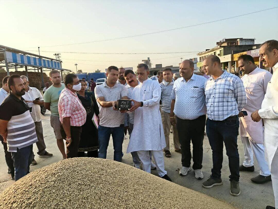 पंचकूला में धान खरीद व्यवस्था सुचारू, किसानों ने जताया संतोष
चेयरमैन अधिवक्ता राम किशन शर्मा ने बरवाला व रायपुर रानी अनाज मंडियों का किया दौरा
पंचकूला, 1 अक्टूबर: हरियाणा के मुख्यमंत्री श्री नायब सिंह सैनी के निर्देशानुसार प्रदेश में धान की खरीद शुरू हो चुकी है। मुख्यमंत्री ने संबंधित अधिकारियों को मंडियों में धान की खरीद सुचारू रूप से सुनिश्चित करने तथा किसानों को किसी भी प्रकार की असुविधा न होने देने के निर्देश दिए हैं।
मुख्यमंत्री के निर्देशों की पालना सुनिश्चित करने के लिए हरियाणा स्टेट वेयरहाउसिंग कॉरपोरेशन के चेयरमैन अधिवक्ता राम किशन शर्मा ने अधिकारियों के साथ पंचकूला जिले की बरवाला और रायपुर रानी अनाज मंडियों का दौरा किया।
दौरे के दौरान उन्होंने मार्केट कमेटी के सचिव एवं अध्यक्ष के साथ मंडियों में खरीद व्यवस्था का जायजा लिया और मौके पर मौजूद किसानों से सीधे बातचीत की। किसानों ने बताया कि सरकार द्वारा उनके धान की खरीद सुचारू रूप से की जा रही है तथा उन्हें किसी प्रकार की परेशानी का सामना नहीं करना पड़ रहा है। किसानों और व्यापारियों ने मंडियों में व्यवस्थाओं को लेकर संतोष व्यक्त किया।
अधिवक्ता राम किशन शर्मा ने कहा कि हरियाणा स्टेट वेयरहाउसिंग कॉरपोरेशन द्वारा किसानों की धान की फसल की खरीद में प्रदेश सरकार और मुख्यमंत्री के निर्देशों का पूरी तरह पालन किया जाएगा। किसानों को मंडियों में किसी प्रकार की असुविधा न हो, इसके लिए सभी आवश्यक व्यवस्थाओं पर लगातार निगरानी रखी जा रही है।
उन्होंने अधिकारियों को निर्देश दिए कि धान खरीद प्रक्रिया में किसी भी स्तर पर लापरवाही न हो और किसानों की समस्याओं का प्राथमिकता के आधार पर समाधान किया जाए। उन्होंने कहा कि सरकार किसानों की फसल की समय पर और सुचारू खरीद सुनिश्चित करने के लिए प्रतिबद्ध है।