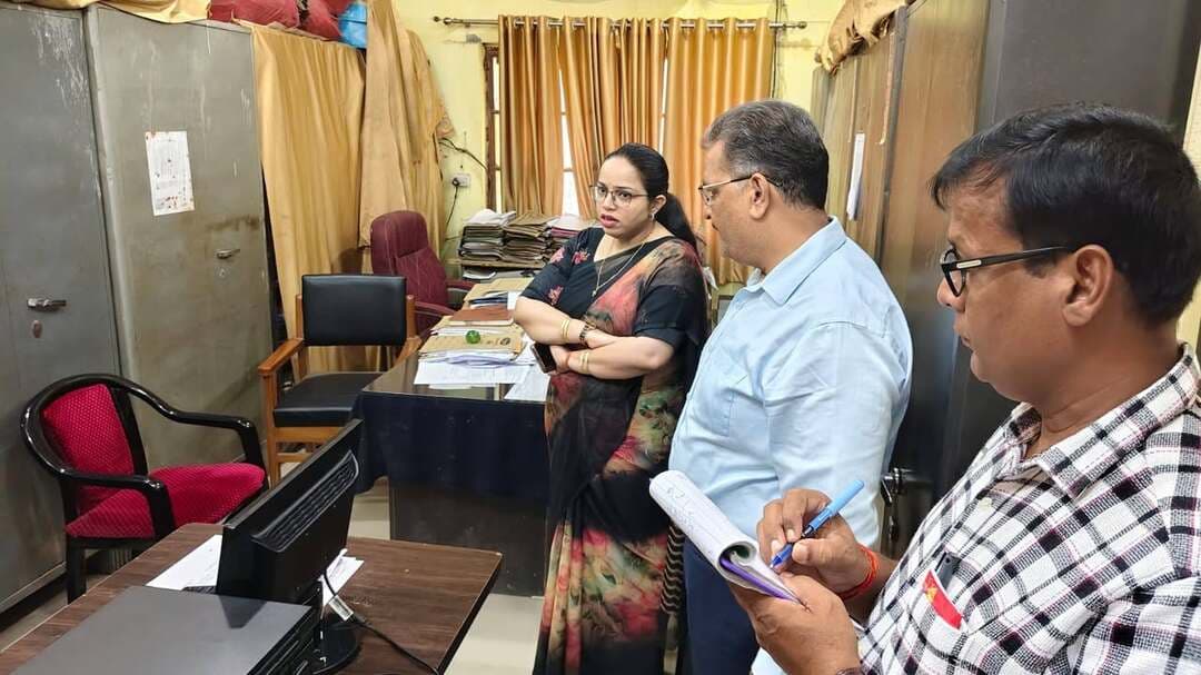 डॉक्टरों की गैरहाजिरी पर डीएम सख्त, अस्पताल की व्यवस्थाओं में सुधार के निर्देश
संत कबीर नगर, 1 अक्टूबर 2026। जिलाधिकारी श्रीमती अनुज मलिक ने संयुक्त जिला चिकित्सालय स्थित मुख्य चिकित्साधिकारी कार्यालय का औचक निरीक्षण कर स्वास्थ्य सेवाओं की व्यवस्थाओं का जायजा लिया। निरीक्षण के दौरान चिकित्सकों एवं कर्मचारियों की उपस्थिति पंजिका की जांच में कई चिकित्सक और कर्मचारी निर्धारित समय पर उपस्थित नहीं मिले। इस पर जिलाधिकारी ने अनुपस्थित चिकित्सकों एवं कर्मचारियों को कारण बताओ नोटिस जारी करने के निर्देश दिए।
जिलाधिकारी श्रीमती अनुज मलिक ने मुख्य चिकित्साधिकारी को निर्देशित किया कि अस्पताल में सभी चिकित्सकों, पैरामेडिकल स्टाफ एवं कर्मचारियों की समय से उपस्थिति सुनिश्चित कराई जाए। उन्होंने ड्यूटी के प्रारंभ और समाप्ति के समय बायोमैट्रिक उपस्थिति दर्ज कराने के निर्देश भी दिए।
निरीक्षण के दौरान अभिलेखों के अव्यवस्थित रख-रखाव और अस्पताल परिसर में साफ-सफाई की कमी पर जिलाधिकारी ने नाराजगी जताई। उन्होंने संबंधित अधिकारियों एवं कर्मचारियों को अभिलेखों को व्यवस्थित रखने तथा अस्पताल परिसर में नियमित साफ-सफाई और छिड़काव सुनिश्चित कराने के निर्देश दिए।
डीएम ने यह भी निर्देश दिया कि सरकार द्वारा उपलब्ध कराई जाने वाली आवश्यक दवाएं मरीजों को अस्पताल से ही मिलें और मरीजों को अनावश्यक रूप से बाहर से दवा खरीदने के लिए न कहा जाए। उन्होंने मरीजों के साथ बेहतर व्यवहार एवं सुचारु स्वास्थ्य सेवाएं उपलब्ध कराने पर विशेष जोर दिया।