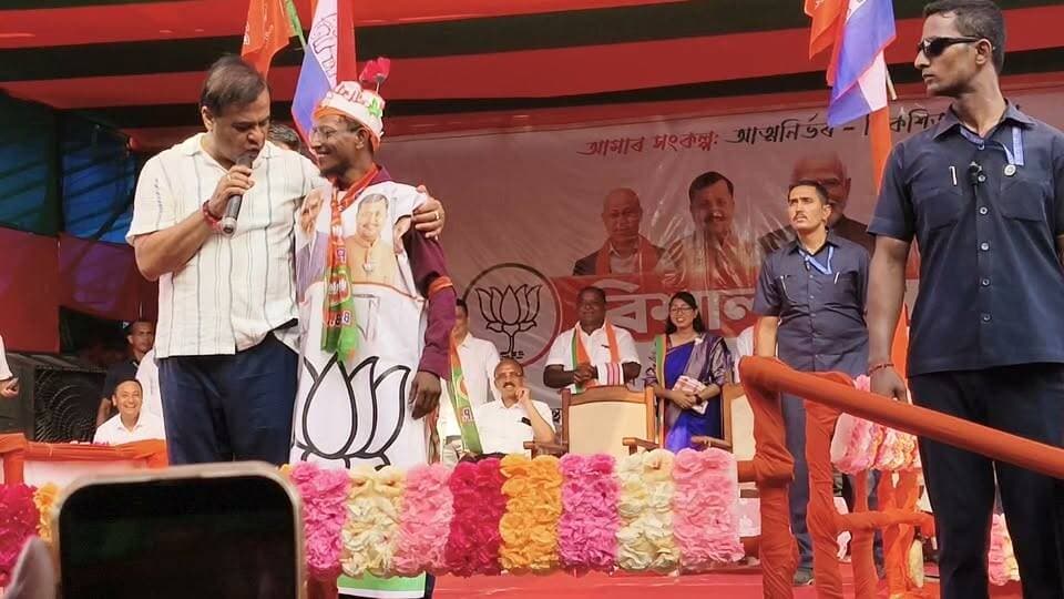 মূখ্যমন্ত্ৰী মামাৰ হঠাৎ চকু পৰিল এজন অনুৰাগীৰ পোচাক সাজলৈ,লগে লগে মঞ্চত মাতিলে অনুৰাগীজনক।