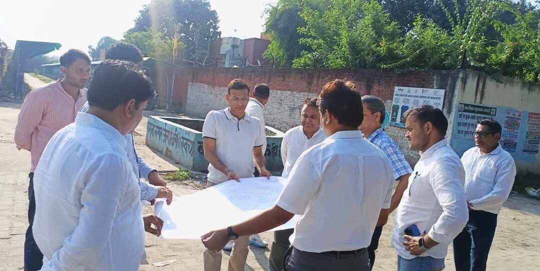 हरियाणा सफाई महाकुंभ का रूट मैप किया तैयार, 5 हजार लोगों के 10 हजार हाथ होंगे एक साथ
नगर निगम आयुक्त ने सफाई मैराथन स्थल का लिया जायजा
7 अक्टूबर को मॉडल टाउन में एक साथ 5000 लोग करेंगे सफाई, 3630 ने किया रजिस्ट्रेशन
यमुनानगर। 7 अक्टूबर को मॉडल टाउन में होने वाले हरियाणा सफाई महाकुंभ की नगर निगम ने तैयारियां शुरू कर दी है। इस मेगा सफाई अभियान में एक साथ करीब 5000 लोग नेहरू पार्क के आसपास के क्षेत्र की सफाई करेंगे। इसी को लेकर नगर निगम आयुक्त महाबीर प्रसाद ने निगम अधिकारियों के साथ मॉडल टाउन में सफाई महाकुंभ स्थल नेहरू पार्क, दशहरा ग्राउंड समेत विभिन्न स्थानों का जायजा लिया। उन्होंने महाकुंभ का रूट मैप तैयार कर अधिकारियों की ड्यूटियां लगाई। सफाई अभियान के तहत नेहरू पार्क के आसपास की सभी गलियों व मुख्य मार्गों को साफ किया जाएगा। इसके लिए क्षेत्र को विभिन्न सेक्टरों में बांटा गया है। निगम आयुक्त महाबीर प्रसाद ने बताया कि हरियाणा सफाई महाकुंभ प्रदेश के सभी जिलों में आयोजित होगा। प्रत्येक जिले में पांच-पांच हजार से अधिक लोग एक साथ एक ही समय पर सफाई करेंगे। एक साथ इतनी बड़ी संख्या में लोगों के सफाई अभियान में शामिल होने का रिकॉर्ड दर्ज कराने के लिए गिनीज बुक ऑफ वर्ल्ड रिकॉर्ड की टीम भी मौके पर पहुंचेगी। सफाई महाकुंभ में भाग लेने के इच्छुक लोगों के लिए 3 अक्टूबर तक https://safaimahakumbh.merakiadvertising.studio/apply लिंक पर ऑनलाइन पंजीकरण कर सकते है। वीरवार तक यमुनानगर से 3630 लोगों ने पंजीकरण किया है। नगर निगम आयुक्त महाबीर प्रसाद ने सभी नगर वासियों से इस महाकुंभ में भाग लेकर अपने शहर को साफ, सुंदर व स्वच्छ बनाने का संकल्प लेने का आह्वान किया। उन्होंने अधिकारियों को निर्देश दिए कि अभियान की सफलता के लिए सफाई व्यवस्था, संसाधनों, कर्मचारियों, सुरक्षा, यातायात प्रबंधन और अन्य आवश्यक व्यवस्थाओं को समय रहते पूरा करें।मौके पर कार्यकारी अभियंता विकास धीमान, कार्यकारी अभियंता हरीश कुमार, सहायक अभियंता मृणाल जैयसवाल, सुरेंद्र दहिया, मुख्य सफाई निरीक्षक विनोद बेनीवाल, हरजीत सिंह, अमित कंबोज, गोविंद शर्मा, कनिष्ठ अभियंता अजय कुमार, अभिषेक, सफाई निरीक्षक प्रदीप दहिया आदि मौजूद रहें।
------------
समयबद्ध तरीके से की जा रही तैयारियां -
निगम आयुक्त महाबीर प्रसाद ने कहा कि सफाई महाकुंभ को सफल बनाने के लिए सभी तैयारियां समयबद्ध तरीके से पूरी की जा रही हैं। एक साथ हजारों लोगों की भागीदारी से न केवल मॉडल टाउन में व्यापक स्तर पर सफाई होगी, बल्कि स्वच्छता के प्रति जनभागीदारी का मजबूत संदेश भी जाएगा। उन्होंने अधिकारियों को सफाई संसाधन, कर्मचारियों, सुरक्षा और यातायात प्रबंधन सहित सभी व्यवस्थाएं समय पर पूरा करने के निर्देश दिए।
----------
5 हजार लोगों के 10 हजार हाथ एक साथ करेंगे सफाई -
मेयर सुमन बहमनी ने कहा कि स्वच्छ और सुंदर यमुनानगर के निर्माण में जनभागीदारी सबसे महत्वपूर्ण है। 7 अक्टूबर को मॉडल टाउन में होने वाला सफाई महाकुंभ शहरवासियों को स्वच्छता के प्रति अपनी जिम्मेदारी निभाने का अवसर देगा। 5 हजार लोगों के 10 हजार हाथ एक साथ मिलकर सफाई में योगदान देंगे। उन्होंने शहरवासियों से अधिक से अधिक संख्या में अभियान में शामिल होकर स्वच्छता के इस महा अभियान को सफल बनाने की अपील की।
फोटो कैप्शन - हरियाणा सफाई महाकुंभ को लेकर मैप पर जानकारी लेते निगम आयुक्त महाबीर प्रसाद।
सफाई महाकुंभ को लेकर अधिकारियों को निर्देश देते निगम आयुक्त महाबीर प्रसाद।