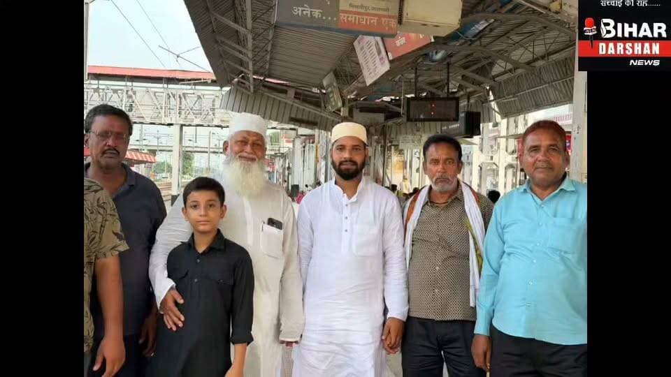 पत्रकार शब्बीर अहमद खान की उमराह यात्रा: फूल-मालाओं और दुआओं के साथ अपनों ने दी भावुक विदाई