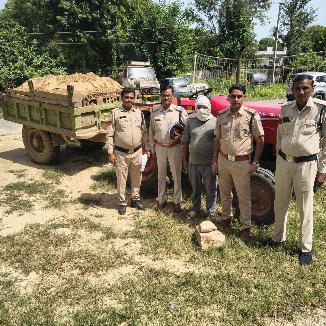 मुरैना के बागचीनी थाना पुलिस ने अवैध रेत परिवहन के खिलाफ कार्रवाई करते हुए एक आरोपी को गिरफ्तार किया है। पुलिस ने आसन नदी की रेत से भरी एक ट्रैक्टर-ट्रॉली जब्त की है, जिसकी कीमत करीब 7 लाख रुपये बताई गई है। मामले में खनिज अधिनियम सहित संबंधित धाराओं में केस दर्ज कर जांच शुरू कर दी गई है।