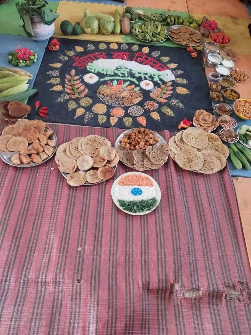 सेवा संकल्प अभियान के तहत आंगन मिलन कार्यक्रम आयोजित
आंगनवाड़ी कार्यकर्ताओं एवं सहायिकाओं का किया गया सम्मान, बच्चों को वितरित किए फल एवं मिठाई
सिंगरौली, 1 अक्टूबर 2026। सेवा संकल्प अभियान के अंतर्गत जिले में विभिन्न गतिविधियों का आयोजन किया जा रहा है। इसी क्रम में बरगवां सेक्टर के डागा-2 एवं डागा-4 में आंगन मिलन कार्यक्रम आयोजित किया गया। कार्यक्रम का उद्देश्य आंगनवाड़ी केंद्रों के माध्यम से बच्चों एवं महिलाओं को दी जा रही सेवाओं को प्रोत्साहित करना तथा आंगनवाड़ी कार्यकर्ताओं एवं सहायिकाओं के योगदान को सम्मानित करना रहा।
डागा-2 में आयोजित कार्यक्रम में नगर परिषद अध्यक्ष श्रीमती प्रमिला वर्मा तथा डागा-4 में आयोजित कार्यक्रम में श्री सुभाष वर्मा की उपस्थिति रही। इस दौरान आंगनवाड़ी केंद्रों की कार्यकर्ताओं एवं सहायिकाओं का सम्मान किया गया। उपस्थित जनप्रतिनिधियों एवं विभागीय अमले ने आंगनवाड़ी कार्यकर्ताओं एवं सहायिकाओं द्वारा बच्चों के पोषण, देखभाल एवं प्रारंभिक शिक्षा के क्षेत्र में किए जा रहे कार्यों की सराहना की।
कार्यक्रम के दौरान आंगनवाड़ी केंद्रों में उपस्थित बच्चों को फल एवं मिठाई का वितरण किया गया। बच्चों के साथ आत्मीय संवाद करते हुए उनके स्वास्थ्य, पोषण एवं नियमित आंगनवाड़ी केंद्र आने के महत्व की जानकारी भी दी गई। कार्यक्रम में आंगनवाड़ी कार्यकर्ता, सहायिका एवं स्थानीय जनप्रतिनिधि उपस्थित रहे।
सेवा संकल्प अभियान के अंतर्गत आयोजित ऐसे कार्यक्रमों से आंगनवाड़ी केंद्रों के प्रति समुदाय की सहभागिता बढ़ाने तथा बच्चों के समुचित पोषण एवं विकास के लिए जागरूकता को प्रोत्साहित करने का संदेश दिया गया।
CM Madhya Pradesh
Jansampark Madhya Pradesh