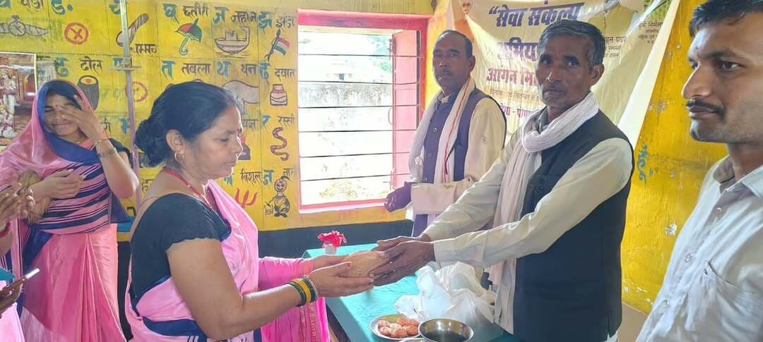 सेवा संकल्प अभियान के तहत आंगन मिलन सेवा कार्यक्रम आयोजित
आंगनवाड़ी कार्यकर्ताओं का किया गया सम्मान
सिंगरौली, 1 अक्टूबर 2026। 17 सितम्बर से 17 अक्टूबर 2026 तक आयोजित किए जा रहे सेवा संकल्प अभियान के तहत जनपद पंचायत देवसर अंतर्गत सेक्टर मकरी के आंगनवाड़ी केंद्र में आंगन मिलन सेवा कार्यक्रम आयोजित किया गया। कार्यक्रम का उद्देश्य आंगनवाड़ी कार्यकर्ताओं द्वारा महिला एवं बाल विकास तथा शासन की जनकल्याणकारी योजनाओं के क्रियान्वयन में किए जा रहे कार्यों को प्रोत्साहित करना एवं उनके योगदान का सम्मान करना रहा। कार्यक्रम के दौरान आंगनवाड़ी कार्यकर्ताओं के सम्मान समारोह का आयोजन किया गया। उपस्थित कार्यकर्ताओं को उनके दायित्वों के प्रभावी निर्वहन, बच्चों एवं महिलाओं के हित में किए जा रहे कार्यों तथा शासन की योजनाओं का लाभ पात्र हितग्राहियों तक पहुंचाने में उनके योगदान के लिए सम्मानित किया गया।
कार्यक्रम में आंगनवाड़ी कार्यकर्ताओं ने सेवा संकल्प अभियान के उद्देश्यों के अनुरूप अपने दायित्वों का पूरी जिम्मेदारी एवं संवेदनशीलता के साथ निर्वहन करने का संकल्प लिया। इस दौरान विभागीय योजनाओं एवं गतिविधियों के संबंध में भी जानकारी साझा की गई।कार्यक्रम में संबंधित विभागीय अधिकारी-कर्मचारी, आंगनवाड़ी कार्यकर्ता एवं स्थानीय नागरिक उपस्थित रहे।
CM Madhya Pradesh
Jansampark Madhya Pradesh