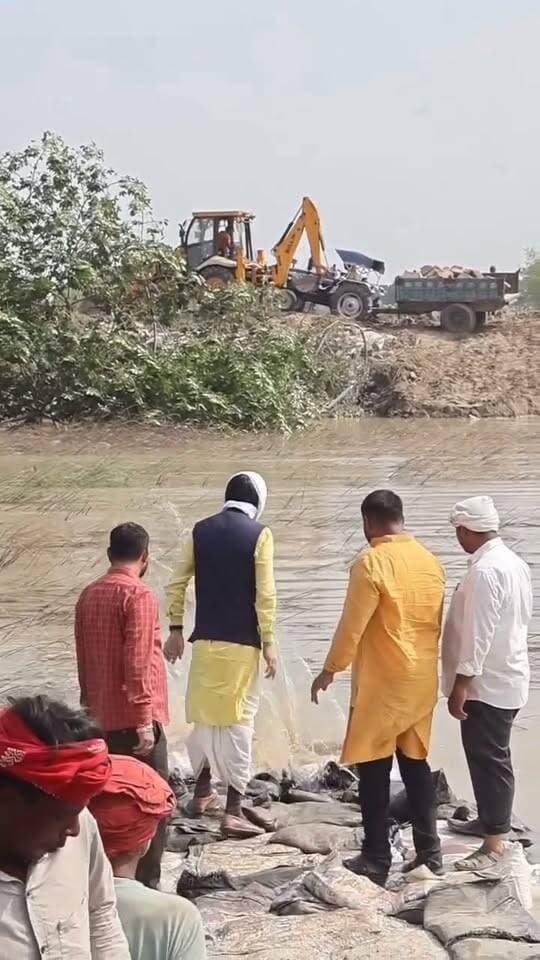 एपी बांध टूटने के बाद बांध निर्माण कार्य चैनपट्टी में देवरिया सांसद शशांक मणि त्रिपाठी ने ख़ुद उठाई बालू भरी बोरी , हालांकि विपक्ष अब भी उनकी अपने लोकसभा में समस्याओं से समय से अवगत न होने एवं समाधान न कराने का आरोप लगा रहा है...
#KushinagarNews #FloodAlert #APBandh #tamkuhiraj #loksabhadeoria