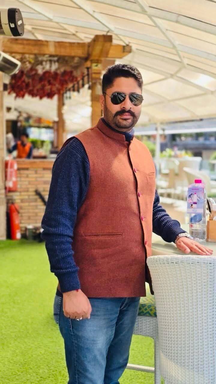 चौपाल से हरोली तक बढ़ा विनीत ठाकुर का प्रशासनिक कद।
सिरमौर के लाल BDO विनीत ठाकुर अब उपमुख्यमंत्री मुकेश अग्निहोत्री के गृह विधानसभा क्षेत्र हरोली में संभालेंगे ग्रामीण विकास की कमान
चौपाल। ग्रामीण विकास के क्षेत्र में अपनी अलग कार्यशैली, नवाचार और योजनाओं के प्रभावी क्रियान्वयन के लिए पहचान बना चुके चौपाल के खंड विकास अधिकारी विनीत कुमार ठाकुर अब हरोली में अपनी सेवाएं देंगे। उपमुख्यमंत्री मुकेश अग्निहोत्री के गृह विधानसभा क्षेत्र हरोली में BDO की जिम्मेदारी मिलना उनके प्रशासनिक सफर का महत्वपूर्ण पड़ाव माना जा रहा है।
चौपाल में अपने कार्यकाल के दौरान विनीत ठाकुर ने ग्रामीण विकास को पारंपरिक तरीके से आगे बढ़ाने के साथ-साथ नवाचार और स्थानीय संसाधनों के बेहतर उपयोग पर विशेष जोर दिया। उनके कार्यकाल में प्लास्टिक वेस्ट पार्क, महिला स्वयं सहायता समूहों के माध्यम से मिनरल वाटर प्लांट, स्वच्छता एवं प्लास्टिक प्रबंधन समेत कई पहल धरातल पर उतरीं।
विनीत ठाकुर की कार्यशैली की खास बात यह रही कि उन्होंने सरकारी योजनाओं को केवल कागजों तक सीमित रखने के बजाय उन्हें जमीनी स्तर पर प्रभावी ढंग से लागू करने पर जोर दिया। महिला समूहों को आर्थिक गतिविधियों से जोड़ने और ग्रामीण क्षेत्रों में रोजगार एवं स्वरोजगार की संभावनाओं को बढ़ावा देने की दिशा में भी उनके प्रयास चर्चा में रहे।
चौपाल की कार्यशैली अब हरोली में दिखेगी
चौपाल में ग्रामीण विकास योजनाओं को गति देने और पर्यावरण संरक्षण को विकास से जोड़ने की दिशा में किए गए कार्यों के बाद अब हरोली में भी विनीत ठाकुर से इसी तरह की सक्रिय एवं परिणामोन्मुखी कार्यशैली की उम्मीद की जा रही है।
सिरमौर से निकलकर चौपाल में अपनी कार्यशैली की पहचान बनाने वाले विनीत ठाकुर को अब हरोली जैसे महत्वपूर्ण विधानसभा क्षेत्र में जिम्मेदारी मिलना उनके प्रशासनिक अनुभव और कार्यशैली पर भरोसे को दर्शाता है।
सिरमौर का लाल, चौपाल में पहचान और अब हरोली की जिम्मेदारी—विनीत ठाकुर का प्रशासनिक सफर एक नए पड़ाव की ओर बढ़ गया है।
न्यूज टुडे हिमाचल ब्यूरो, चौपाल