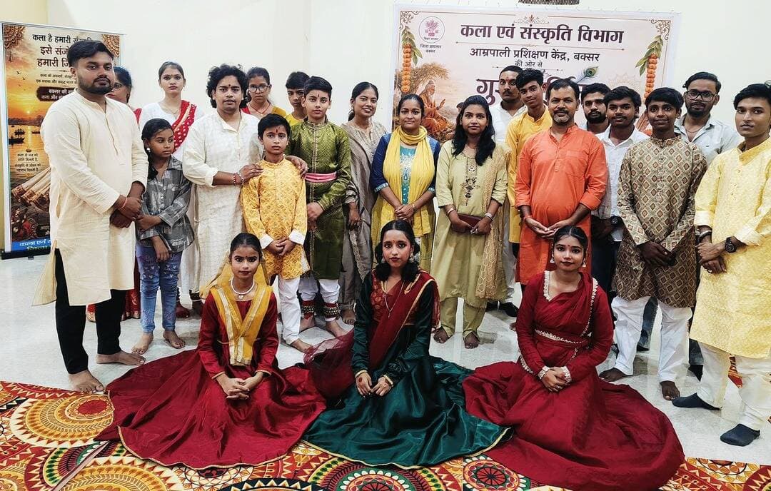 समाहरणालय बक्सर
(जिला जन संपर्क कार्यालय)
प्रेस विज्ञप्ति:- दिनांक 01 अक्टूबर 2026
सांस्कृतिक संध्या के साथ आम्रपाली, बक्सर के बच्चों ने मनाया स्थापना दिवस
आम्रपाली प्रशिक्षण केंद्र, बक्सर के स्थापना दिवस के अवसर पर केंद्र के बच्चों द्वारा सांस्कृतिक संध्या का आयोजन किया गया। कार्यक्रम में बच्चों ने विभिन्न सांस्कृतिक प्रस्तुतियों के माध्यम से अपनी प्रतिभा का मनमोहक प्रदर्शन किया।
सांस्कृतिक संध्या में बच्चों द्वारा गीत, संगीत, नृत्य एवं अन्य सांस्कृतिक प्रस्तुतियाँ प्रस्तुत की गईं।
कार्यक्रम का उद्देश्य बच्चों में कला, संस्कृति एवं रचनात्मकता के प्रति रुचि विकसित करने के साथ-साथ उनकी प्रतिभा को मंच प्रदान करना रहा। स्थापना दिवस के अवसर पर बच्चों एवं प्रशिक्षकों में विशेष उत्साह देखने को मिला।
आम्रपाली प्रशिक्षण केंद्र द्वारा बच्चों को कला एवं संस्कृति के विभिन्न विधाओं में प्रशिक्षण देकर उनकी प्रतिभा को निखारने का निरंतर प्रयास किया जा रहा है।
जिला जन संपर्क कार्यालय
बक्सर।
@top fans Information & Public Relations Department, Government of Bihar CMO Bihar Buxar Administration Buxar Police Samrat Choudhary Art, Culture and Youth Department, Government of Bihar जिला प्रशासन बक्सर <nis:link nis:type=tag nis:id=samrat4bjp nis:value=samrat4bjp nis:enabled=true nis:link/> <nis:link nis:type=tag nis:id=cmsamrat nis:value=CMSamrat nis:enabled=true nis:link/> <nis:link nis:type=tag nis:id=iprdbihar nis:value=IPRDBihar nis:enabled=true nis:link/> <nis:link nis:type=tag nis:id=iprd_bihar nis:value=IPRD_Bihar nis:enabled=true nis:link/> <nis:link nis:type=tag nis:id=cmobihar nis:value=CMOBihar nis:enabled=true nis:link/> <nis:link nis:type=tag nis:id=samratchoudhary nis:value=samratchoudhary nis:enabled=true nis:link/> <nis:link nis:type=tag nis:id=cmo nis:value=CMO nis:enabled=true nis:link/> <nis:link nis:type=tag nis:id=bihar nis:value=bihar nis:enabled=true nis:link/> <nis:link nis:type=tag nis:id=buxar nis:value=buxar nis:enabled=true nis:link/>