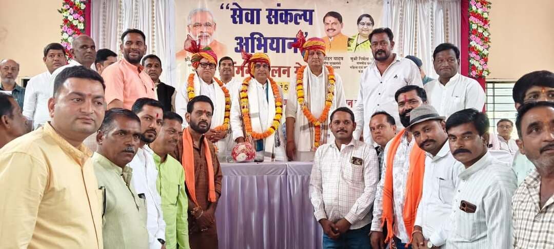 सेवा संकल्प अभियान के तहत आंगन मिलन सेवा कार्यक्रम का आयोजन पिपलोदा में किया गया
सेवा संकल्प अभियान के तहत आंगन मिलन सेवा कार्यक्रम का आयोजन अंबेडकर मांगलिक भवन पिपलौदा में किया गया। कार्यक्रम में क्षेत्र की आंगनवाडि़यों में कार्यरत आंगनवाड़ी कार्यकर्ताओं, सहायिकाओं तथा आशा कार्यकर्ताओं का सम्मान सांसद श्री सुधीर गुप्ता तथा विधायक डॉ. राजेन्द्र पांडेय के आतिथ्य में किया गया।
आयोजित समारोह की शुरूआत सरस्वती, भारतमाता तथा कन्या पूजन से की गई। इसमें नगर सहित आसपास के ग्रामीण क्षेत्रों में कार्यरत 63 से अधिक आंगनवाड़ी कार्यकर्ताओं, सहायिकाओ तथा आशा कार्यकर्ताओं को सम्मानित किया गया। कार्यक्रम की रूपरेखा प्रवीण यादव तथा मंडल की ओर से की गई सेवा के बारे में युवामोर्चा अध्यक्ष प्रफुल्ल जैन ने जानकारी प्रदान की।
कार्यक्रम को संबोधित करते हुए सांसद श्री सुधीर गुप्ता ने स्वच्छता अभियान सहित केन्द्र सरकार की 700 से अधिक योजनाओं के संबंध में जानकारी प्रदान करते हुए हितग्राहियों को संकल्पित होने का आह्वान किया। विधायक डॉ. राजेन्द्र पांडेय ने कहा कि देश के प्रधानमंत्री ने आम नागरिकों तथा गरीबों की व्यथा को समझकर देश को 2047 तक विकसित भारत का जो सपना देखा है, उसे सभी के सहयोग से ही पूर्ण किया जा सकता है।
#jansampark #ratlam
#MadhyaPradesh