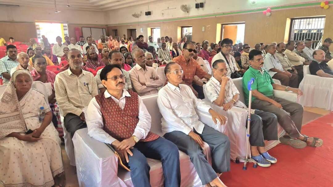 ବୌଦ୍ଧରେ ଅନ୍ତର୍ଜାତୀୟ ବରିଷ୍ଠ ନାଗରିକ ଦିବସ ପାଳିତ l ସେମାନଙ୍କ ସୁଖ ସ୍ୱାଚ୍ଛନ୍ଦ୍ୟ ଉପରେ ଧ୍ୟାନ ଦେବା ପାଇଁ ଜିଲ୍ଲାପାଳଙ୍କ ସମାଜକୁ ଆହ୍ୱାନ l
ବୌଦ୍ଧ ଜିଲ୍ଲାରେ ଅନ୍ତର୍ଜାତୀୟ ବରିଷ୍ଠ ନାଗରିକ ଦିବସ ପାଳନ ସମାରୋହ ଅନୁଷ୍ଠିତ ହୋଇଯାଇଛି।କାର୍ଯ୍ୟ କ୍ରମରେ ମୁଖ୍ଯ ଅତିଥି ଭାବରେ ଜିଲ୍ଲାପାଳ ବିଭୁତି ଭୁଷଣ ନାୟକ, ସମ୍ମାନିତ ଅତିଥି ଭାବରେ ବରିଷ୍ଠ ନାଗରିକ ମଞ୍ଚର ସଭାପତି, ସମ୍ପାଦକ ପ୍ରମୁଖ ଯୋଗ ଦେଇଥିଲେ l ସଭାରେ ସଦସ୍ଯ ବୃନ୍ଦ, ଜରାନିବାସର ବରିଷ୍ଠ ନାଗରିକ, ବୌଦ୍ଧ ବ୍ଲକ ଅଞ୍ଚଳର ବରିଷ୍ଠ ନାଗରିକ ବୃନ୍ଦ, ବୁଦ୍ଧିଜୀବୀ,ପୋଲିସ ପ୍ରଶାସନ, ମେଡିକାଲ ଟିମ,ଫାୟାର ଟିମ,ଆମ୍ୱୁଲେନସ, ସମାଜ ସେବୀ ,ପ୍ରଜାପତି ବ୍ରହ୍ମକୁମାରୀ ଈଶ୍ୱରୀୟ ବିଶ୍ୱବିଦ୍ୟାଳୟ ସଦସ୍ୟ, ଗଣମାଧ୍ୟମ ପ୍ରତିନିଧି ପ୍ରମୁଖ ଯୋଗ ଦେଇ ଥିଲେ। ଯୋଗ, ବରିଷ୍ଠ ନାଗରିକ ସଚେତନତା କାର୍ଯ୍ଯକ୍ରମ ଯୋଜନା, ମେଡିକାଲ କ୍ଯାମ୍ପ ଇତ୍ୟାଦି ଅନୁଷ୍ଠିତ ହେଇଥିଲା। ଜିଲ୍ଲା ସାମାଜିକ ସୁରକ୍ଷା ଅଧିକାରୀ ରାଜିନ୍ଦ୍ର କିଷାନ୍ ଏହି କାର୍ଯ୍ୟକ୍ରମ ଆୟୋଜନ କରିଥିଲେ l ଭିନ୍ନକ୍ଷମ ସଶକ୍ତିକରଣ ବିଭାଗର କର୍ମକର୍ତ୍ତା ଶିବିର ପରିଚାଳନାରେ ସହଯୋଗ କରିଥିଲେ
#Boudh #InternationalDayOfOlderPersons #SeniorCitizenDay #BoudhNews #SocialWelfare