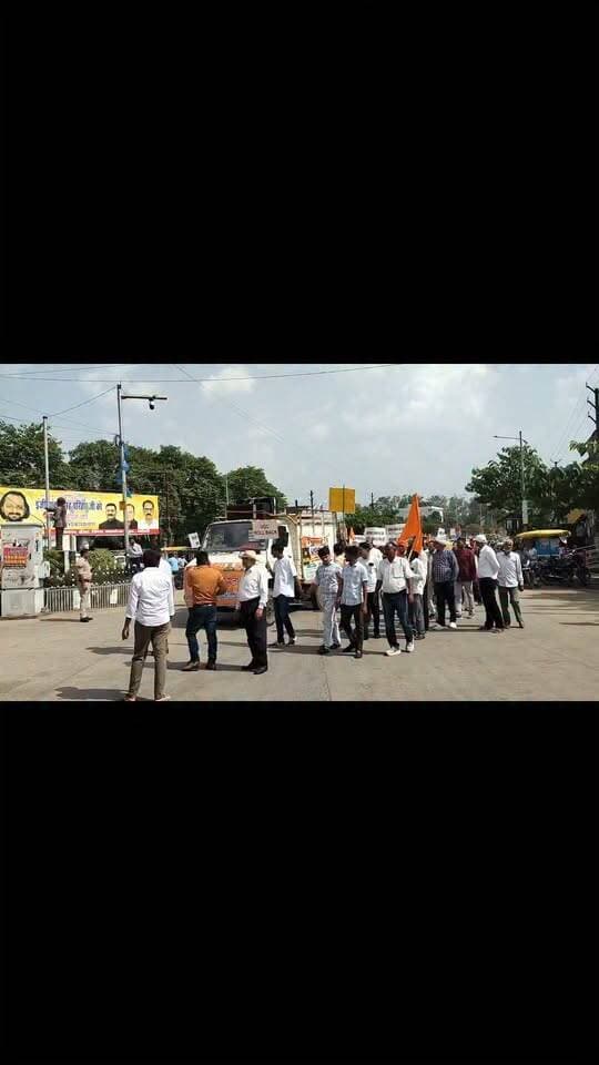 🔴 UGC के विरोध में सीधी में विशाल प्रदर्शन
गांधी चौराहा से कलेक्ट्रेट तक निकली विरोध यात्रा, एसडीएम को राज्यपाल के नाम सौंपा ज्ञापन; नियम वापस लेने की मांग
प्राइड कदम समाचार | जिला प्रमुख विनय त्रिपाठी, सीधी
सीधी। UGC के 2026 के नए इक्विटी नियमों के विरोध में गुरुवार को सीधी शहर में प्रदर्शन किया गया। श्री राजपूत करणी सेवा के नेतृत्व में गांधी चौराहा से कलेक्ट्रेट तक विरोध यात्रा निकाली गई। बड़ी संख्या में प्रदर्शनकारी पैदल मार्च करते हुए कलेक्ट्रेट पहुंचे और नियमों को वापस लेने की मांग उठाई।
प्रदर्शन के दौरान लोगों ने हाथों में विभिन्न संदेश लिखी तख्तियां लेकर विरोध दर्ज कराया। प्रदर्शनकारियों ने कहा कि UGC के नए नियमों को लेकर उनकी कई आपत्तियां हैं और इन पर शासन स्तर पर पुनर्विचार किया जाना चाहिए।
📌 UGC के नियम वापस लेने की मांग
प्रदर्शनकारियों ने UGC के नए नियमों को वापस लेने, शिक्षा के निजीकरण पर रोक लगाने, छात्रहित में उचित निर्णय लेने तथा उनके अनुसार समाज के साथ अन्याय रोकने जैसी मांगें उठाईं। प्रदर्शन के दौरान ‘UGC रोल बैक’ सहित विभिन्न संदेश लिखी तख्तियां दिखाई गईं।
प्रदर्शनकारियों ने कहा कि यदि उनकी मांगों पर शीघ्र विचार नहीं किया गया तो आंदोलन को आगे बढ़ाया जाएगा।
UGC के 2026 Equity Regulations को लेकर देश के अलग-अलग हिस्सों में विरोध और कानूनी कार्यवाही हुई है। सुप्रीम कोर्ट ने जनवरी 2026 में इन नियमों को स्थगित कर दिया था। अगस्त 2026 में केंद्र ने अदालत को बताया था कि नियमों पर पुनर्विचार किया जा रहा है।
📄 एसडीएम को राज्यपाल के नाम सौंपा ज्ञापन
कलेक्ट्रेट पहुंचने के बाद प्रदर्शनकारियों ने एसडीएम सीधी प्रिया पाठक को राज्यपाल के नाम ज्ञापन सौंपा। बातचीत के दौरान एसडीएम ने ज्ञापन को वरिष्ठ अधिकारियों तक भेजे जाने और नियमानुसार कार्रवाई किए जाने की बात कही।
प्रदर्शनकारी शत्रुधन पांडे ने कहा कि उनकी आपत्ति UGC के नियमों से है और इन्हें वापस लेने की मांग की जा रही है। उन्होंने कहा कि मांगों पर विचार नहीं होने पर आंदोलन को आगे बढ़ाया जाएगा।
कलेक्ट्रेट क्षेत्र में पुलिस बल तैनात
प्रदर्शन को देखते हुए कलेक्ट्रेट क्षेत्र में पुलिस बल तैनात रहा। पुलिस एवं प्रशासनिक अधिकारियों ने मौके पर व्यवस्था बनाए रखी और प्रदर्शन के दौरान सुरक्षा व्यवस्था पर नजर रखी।
कलेक्टर से मिलने की मांग पर अड़े प्रदर्शनकारी
रैली कलेक्ट्रेट पहुंचने के बाद प्रदर्शनकारियों ने कलेक्टर को ज्ञापन देने की मांग रखी। तहसीलदार राकेश शुक्ला ज्ञापन लेने पहुंचे, लेकिन प्रदर्शनकारी कलेक्टर से मुलाकात करने की मांग पर अड़े रहे।
इसके बाद सीधी एसडीएम प्रिया पाठक मौके पर पहुंचीं और प्रदर्शनकारियों से बातचीत कर ज्ञापन प्राप्त किया।
प्रदर्शन के दौरान संगठन के पदाधिकारी एवं बड़ी संख्या में समाजजन मौजूद रहे। प्रदर्शनकारियों ने अपनी मांगों को प्रशासन के माध्यम से शासन तक पहुंचाने की बात कही।
📍 सीधी | मध्यप्रदेश
#प्राइडकदमसमाचार #सीधी #UGC #UGCRegulations2026 #UGCProtest #UGCRollBack #सीधीसमाचार #मध्यप्रदेशसमाचार #विरोधप्रदर्शन #कलेक्ट्रेट #ज्ञापन #राजपूतकरणीसेवा #शिक्षा #छात्रहित #BreakingNews #SidhiNews #MadhyaPradeshNews