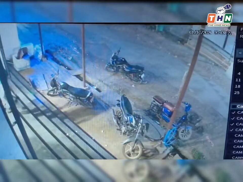 आगर मालवा के मालीखेड़ी रोड स्थित 'आकाश कंगन स्टोर' पर खरीदारी के दौरान मामूली विवाद खूनी झड़प में बदल गया। दो पक्षों में चले लाठी-डंडों से कई लोग घायल हो गए। मारपीट की वारदात सीसीटीवी में कैद होकर वायरल हो गई। डायल 112 ने मौके पर पहुंचकर स्थिति संभाली, वहीं कोतवाली पुलिस ने 3 नामजद सहित अन्य पर मामला दर्ज किया है। #ᴠɪʀᴀʟᴠɪᴅᴇᴏs #Agar #Crime #viral