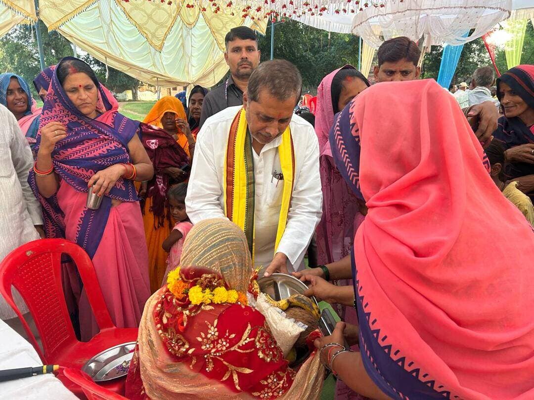 "आंगन मिलन सेवा" में गर्भवती महिलाओं की हुई गोद भराई
--------------
बच्चों से संवाद कर पोषण एवं स्वास्थ्य संबंधी जानकारी दी
--------------
महिला एवं बाल विकास विभाग द्वारा सेवा संकल्प अभियान 2.0 के अंतर्गत 26 सितम्बर से 5 अक्टूबर 2026 तक जिले के आंगनवाड़ी केन्द्रों में ‘आंगन मिलन सेवा’ आयोजित की जा रही है। अभियान की थीम ‘सेवा, पोषण और सम्मान का राष्ट्रीय संकल्प’ है। जिले के 1037 आंगनवाड़ी केन्द्रों में चरणबद्ध आयोजन के तहत ग्राम पंचायत हर्दी, गौरी, रमनगरी एवं महौता में कार्यक्रम हुए। कार्यक्रम में गर्भवती महिलाओं की गोद भराई की रस्म संपन्न कर उन्हें संतुलित आहार, नियमित स्वास्थ्य जांच, टीकाकरण एवं संस्थागत प्रसव के संबंध में जानकारी दी गई। आंगनवाड़ी एवं आशा कार्यकर्ताओं ने मातृ एवं शिशु स्वास्थ्य तथा पोषण से जुड़ी आवश्यक सावधानियों के प्रति जागरूक किया। कार्यक्रम में मऊगंज विधायक श्री प्रदीप पटेल ने सहभागिता करते हुए बच्चों से संवाद किया और उनकी गतिविधियों की जानकारी ली। बच्चों को नियमित रूप से आंगनवाड़ी आने, पौष्टिक आहार लेने तथा स्वच्छता एवं अच्छी आदतें अपनाने के लिए प्रेरित किया गया। कार्यक्रम में भाजपा मंडल अध्यक्ष श्री मुद्रिका पटेल, परियोजना अधिकारी श्रीमती सविता श्याम परस्ते, विकासखंड समन्वयक श्री सर्वेश सिंह गहरवार सहित आंगनवाड़ी कार्यकर्ता, सहायिका, आशा कार्यकर्ता, पंचायत सचिव, जीआरएस, जनप्रतिनिधि एवं ग्रामीणजन उपस्थित रहे।
Jansampark Madhya Pradesh
Department Of Women Child Development, Madhya Pradesh
#SevaSankalpAbhiyan
#सेवा_संकल्प_अभियान
#mauganj
