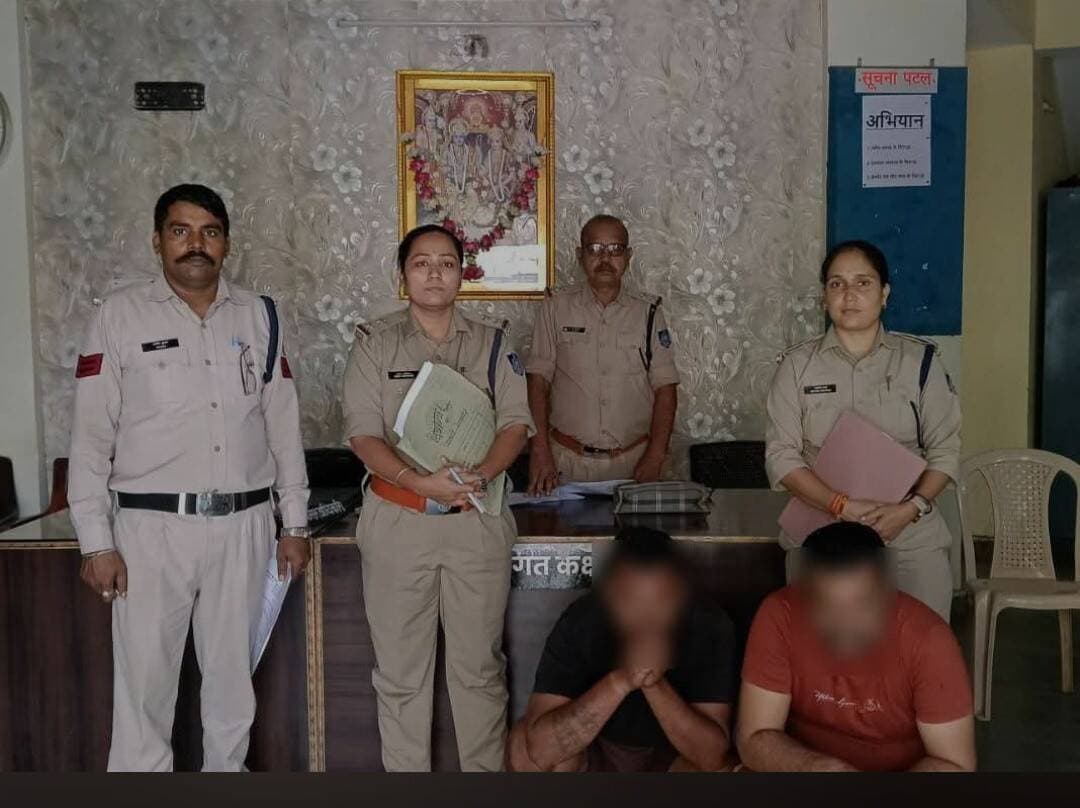 छतरपुर शहर के थाना कोतवाली पुलिस ने 10 वर्ष पुराने लूट के 2 प्रकरणों में फरार आरोपियों को महाराष्ट्र एवं अन्य स्थान से किया गिरफ्तार
आरोपी बबलू कंजर एवं पप्पू कंजर चोरी लूट जैसे 10 अपराधों में लिप्त, गोवा राज्य एवं उत्तर प्रदेश राज्य के ललितपुर जिले में वांछित
पुलिस थाना कोतवाली क्षेत्र अंतर्गत वर्ष 2016 में गर्ल्स स्कूल के पास एवं इलाहाबाद बैंक के पास हुई लूट की अलग-अलग घटनाओं के संबंध में पृथक-पृथक प्रकरण पंजीबद्ध किए गए थे। उक्त दोनों लूट की घटनाओं में शामिल आरोपी विजय कंजर निवासी खमरौद, जिला शहडोल को पुलिस द्वारा पूर्व में गिरफ्तार किया जा चुका था, जबकि अन्य आरोपी लंबे समय से फरार चल रहे थे।
एसपी छतरपुर श्री रजत सकलेचा द्वारा उक्त दोनों लूट के प्रकरणों में फरार शेष आरोपियों की गिरफ्तारी हेतु पुलिस टीमों का गठन कर आवश्यक निर्देश दिए गए।
पुलिस टीमों द्वारा आरोपियों की तलाश हेतु महाराष्ट्र राज्य सहित मध्य प्रदेश के अनूपपुर, शहडोल एवं अन्य जिलों में लगातार दबिश दी गई।
*पुलिस टीम द्वारा महाराष्ट्र राज्य के नवी मुंबई, सेक्टर-12 से आरोपी बबलू उर्फ चंद्रभान कंजर पिता शिवधन कंजर निवासी खमरौड, जिला शहडोल को गिरफ्तार किया गया।
फरार आरोपी पप्पू कंजर पिता विनोद कंजर निवासी भोलगढ़, जिला अनूपपुर की अनूपपुर, शहडोल सहित अन्य स्थानों पर तलाश कर गिरफ्तार किया गया।
गिरफ्तार दोनों आरोपियों के विरुद्ध प्रकरणों में विधिवत कार्यवाही करते हुए न्यायालय के समक्ष पेश किया गया।
आरोपी बबलू कंजर एवं पप्पू कंजर चोरी लूट जैसे करीब 10 अपराधों में लिप्त हैं, गोवा राज्य एवं उत्तर प्रदेश राज्य के ललितपुर जिले में वांछित हैं। संबंधित थाने से समन्वय स्थापित किया जा रहा है।
उक्त कार्यवाही में अतिरिक्त पुलिस अधीक्षक श्री आदित्य पटले एवं नगर पुलिस अधीक्षक श्री अरुण कुमार सोनी के मार्गदर्शन में थाना प्रभारी कोतवाली निरीक्षक सतीश सिंह, थाना प्रभारी गोयरा उपनिरीक्षक राजेंद्र जाटव, उपनिरीक्षक उमा परिहार, उपनिरीक्षक मोहिनी शर्मा, उपनिरीक्षक माया, प्रधान आरक्षक ईश्वर सिंह, आरक्षक मजहर खान, अंतिम चौहान, प्रकाश अहिरवार, पहाड़ सिंह, महिला आरक्षक सुनीता एवं पुलिस टीम की भूमिका रही।
<nis:link nis:type=tag nis:id=mpnews nis:value=MPNews nis:enabled=true nis:link/> <nis:link nis:type=tag nis:id=mp nis:value=MP nis:enabled=true nis:link/> <nis:link nis:type=tag nis:id=bundelkhand nis:value=bundelkhand nis:enabled=true nis:link/> <nis:link nis:type=tag nis:id=chhatarpur nis:value=chhatarpur nis:enabled=true nis:link/>