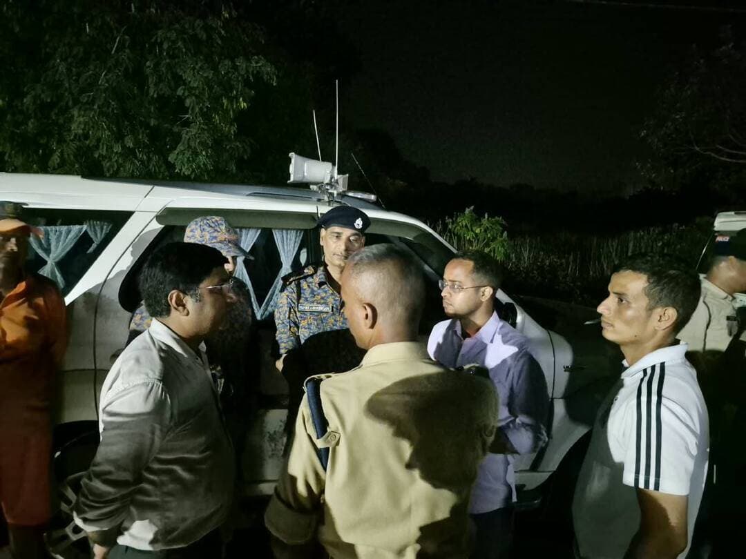 बाढ़ प्रभावित क्षेत्रों में रेस्क्यू अभियान तेज, SDRF की 10 अतिरिक्त नावें तैनात
छपरा 1 अक्टूबर 2026
सारण जिले में बाढ़ की आपात स्थिति को देखते हुए जिला प्रशासन द्वारा प्रभावित क्षेत्रों में राहत एवं बचाव कार्य लगातार युद्धस्तर पर संचालित किया जा रहा है। NDRF की नावों के अतिरिक्त SDRF की 10 अतिरिक्त नावों को भी रेस्क्यू अभियान के लिए तैयार किया गया है। इन नावों के माध्यम से विभिन्न पंचायतों में बाढ़ के पानी में फंसे लोगों को सुरक्षित निकालने की कार्रवाई की जा रही है। NDRF एवं SDRF की टीमें प्रभावित क्षेत्रों में लगातार रेस्क्यू कार्य के लिए तत्पर हैं। स्थानीय लोगों को आश्वस्त किया गया है कि विभिन्न पंचायतों में पानी में फंसे लोगों को प्राथमिकता के आधार पर सुरक्षित बाहर निकालने के लिए प्रशासन द्वारा हरसंभव व्यवस्था की गई है। प्रभावित आबादी को सुरक्षित स्थानों तक पहुंचाने के साथ-साथ आवश्यक राहत एवं अन्य सुविधाएं उपलब्ध कराने की कार्रवाई भी लगातार जारी है। जिला प्रशासन द्वारा तत्परता पूर्वक प्रत्येक स्तर पर लगातार कार्रवाई की जा रही है। इसी क्रम में जिला पदाधिकारी द्वारा छपरा स्थित खेल भवन का निरीक्षण किया गया, जहां सूखा राशन के पैकेट तैयार किए जा रहे हैं। उन्होंने मौके पर पहुंचकर पैकेटिंग एवं राहत सामग्री की तैयारियों का निरीक्षण किया तथा संबंधित पदाधिकारियों को आवश्यक एवं समुचित दिशा-निर्देश दिए।
जिला प्रशासन ने आमजन से अपील की है कि बाढ़ की वर्तमान आपात स्थिति में प्रशासन एवं रेस्क्यू टीमों का सहयोग करें। लोग अनावश्यक रूप से बाढ़ के पानी में प्रवेश न करें और ऐसी किसी गतिविधि से बचें, जिससे जान-माल की क्षति अथवा दुर्घटना की स्थिति उत्पन्न हो। पानी में फंसे लोगों के संबंध में सूचना तत्काल स्थानीय प्रशासन को दें, ताकि रेस्क्यू टीम द्वारा उन्हें सुरक्षित निकाला जा सके।
पानापुर में डूबने से मृत दो युवकों के परिजनों को 4-4 लाख रुपये की अनुग्रह राशि
पानापुर प्रखंड में बाढ़ के पानी में डूबने से दो व्यक्तियों की मृत्यु की सूचना प्राप्त हुई है। मृतकों की पहचान अनिल कुमार, पिता–सुरेंद्र कुमार राय, ग्राम–चकिया, उम्र 19 वर्ष तथा सत्यम कुमार, पिता–मंजय कुमार सिंह, ग्राम–फजुली, उम्र 16 वर्ष के रूप में हुई है।
आपदा प्रबंधन के प्रावधानों के तहत दोनों मृतकों के परिजनों को 4-4 लाख रुपये की अनुग्रह राशि का चेक प्रदान किया गया। माननीय सांसद महाराजगंज श्री जनार्दन सिंह सिग्रीवाल, माननीय विधायक तरैया श्री जनक सिंह, जिला पदाधिकारी सारण एवं वरीय पुलिस अधीक्षक, सारण की उपस्थिति में मृतकों के परिजनों को अनुग्रह राशि का चेक सौंपा गया।
जिला प्रशासन द्वारा बाढ़ प्रभावित क्षेत्रों में रेस्क्यू, राहत, भोजन, पेयजल, चिकित्सा एवं अन्य आवश्यक सुविधाओं की उपलब्धता सुनिश्चित करने के लिए लगातार कार्रवाई की जा रही है। प्रभावित लोगों की सुरक्षा एवं सहायता के लिए प्रशासन की सभी संबंधित टीमें एवं संसाधन लगातार सक्रिय हैं।