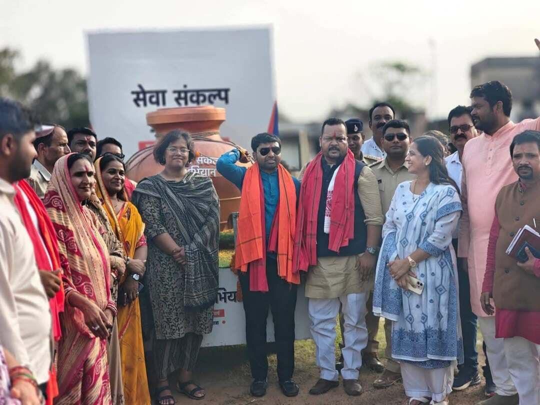 सेवा, समर्पण और जनकल्याण के संकल्प
जनपद पंचायत जयसिंहनगर के ग्राम अमझोर एवं मसीरा में सेवा संकल्प अभियान के अंतर्गत ‘वाराणसी से वड़नगर सेवा संकल्प बाइक यात्रा’ पहुंचने पर विधायक श्री शरद कोल, अनुविभागीय अधिकारी राजस्व सुश्री काजोल सिंह, मुख्य कार्यपालन अधिकारी जनपद पंचायत श्रीमती शिवानी जैन सहित अन्य जनप्रतिनिधि और स्थानीय लोगों ने पुष्पवर्षा कर आत्मीय स्वागत किया तथा विधायक ने ग्राम चौपाल कार्यक्रम को संबोधित किया।
उन्होंने कहा कि सेवा, समर्पण और जनकल्याण के संकल्प के साथ आगे बढ़ रहे इन ऊर्जावान युवा साथियों का उत्साह एवं समर्पण निश्चित रूप से प्रेरणादायी है। यह यात्रा केवल एक अभियान नहीं, बल्कि समाज में सेवा, सहभागिता और जनजागरण की भावना को सशक्त करने का सार्थक प्रयास है।
#SevaSankalpAbhiyan #सेवा_संकल्प_अभियान #शहडोल #shahdol