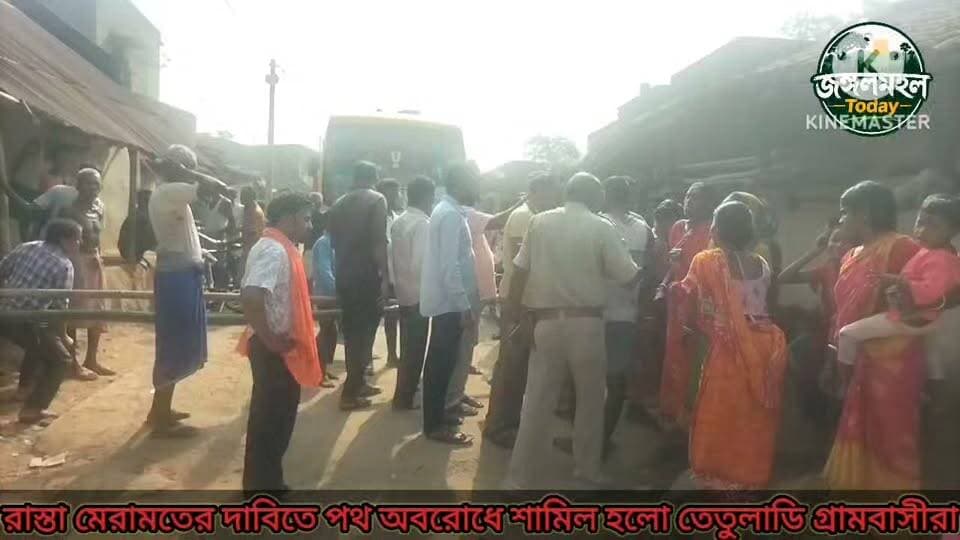 রাস্তা মেরামতের দাবিতে বরাবাজারে পথঅবরোধ গ্রামবাসীদের, বিডিও-র আশ্বাসে উঠল বিক্ষোভ