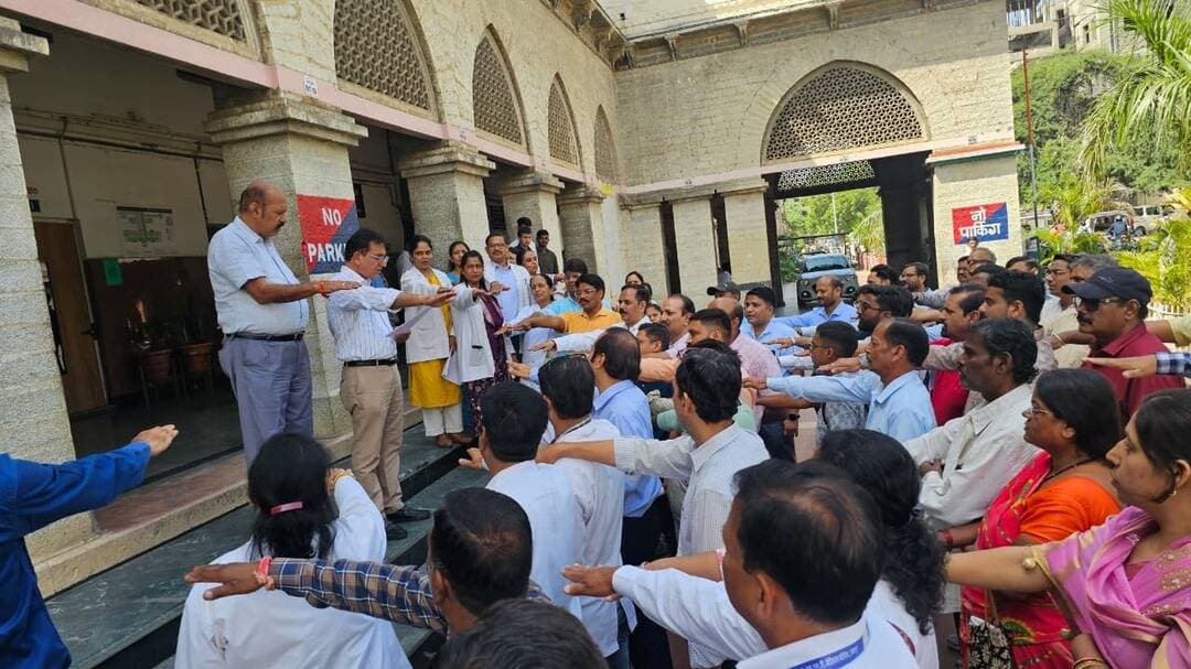 एमबी अस्पताल में स्वच्छता पखवाड़े के तहत दिलाई स्वच्छता की शपथ
अस्पताल को गंदगी और तंबाकू मुक्त बनाने के साथ हरियाली बढ़ाने का लिया संकल्प
@followers @top fans News 24 Udaipur
#udaipur #nonfollowers #viralpost #swatchpakhwada #MBHospital #Pledge
उदयपुर, 1 अक्टूबर। प्रधानमंत्री स्वच्छ भारत मिशन के तहत 1 से 15 अक्टूबर तक चल रहे स्वच्छता पखवाड़े के अंतर्गत एमबी अस्पताल में जागरूकता कार्यक्रम आयोजित किया गया। अस्पताल अधीक्षक डॉ. आरएल सुमन एवं उपाधीक्षक डॉ संजीव टॉक ने नर्सिंग अधिकारियों, कार्यालय कार्मिको को स्वच्छता की शपथ दिलाई। साथ ही नो स्पीटिंग टीम ने जगह जगह मरीजों को नहीं थूकने की सलाह दी कि इस से न सिर्फ गंदगी होती है बल्कि बीमारियां भी फैलती है।
इस दौरान सभी ने अस्पताल परिसर को साफ-सुथरा, गंदगी एवं तंबाकू मुक्त रखने तथा स्वच्छ वातावरण बनाए रखने के लिए हरसंभव प्रयास करने का संकल्प लिया। अधिकारियों ने अस्पताल को स्वच्छ और बेहतर बनाने के अभियान को सफल बनाने पर जोर दिया। साथ ही डिजिटल क्लीनलिनेस एवं सिंगल यूज प्लास्टिक अपने घर , अस्पताल परिसर एंड आयोजित विभिन्न कार्यक्रमों में न कम लेने का सकंल्प लिया।
स्वच्छता पखवाड़े के तहत अस्पताल परिसर में पूर्व में वृक्षारोपण कार्यक्रम भी आयोजित किया गया, ताकि परिसर को स्वच्छ रखने के साथ हरा-भरा बनाया जा सके। कार्यक्रम में डॉ. भूपेंद्र चौधरी, डॉ जमील, सभी नर्सिंग अधीक्षक बीना चौधरी, जितेंद्र भटनागर, रमीला अहरी, रतन लाल सोलंकी, एन ए बी एच टीम लीडर सीमा चौधरी, श्वेता, मानसी, ललित गंधर्व, प्रशासनिक अधिकारी हुक्मी चंद मीणा, अन्य नर्सिंग अधिकारी, कार्मिक एवं मरीजों ने भी हिस्सा लिया।