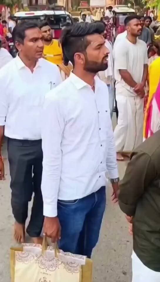 मथुरा प्रेमानंद महाराज ने अनिश्चित काल के लिए बंद की दीक्षा उपस्थिति
प्रेमानंद महाराज के आश्रम से जारी हुआ वीडियो
आश्रम के बाहर साधक खड़े होकर श्रद्धालुओं को दे रहा है सूचना जिसका वीडियो भी आया सामने
आश्रम के बाहर साधक कह रहा है महाराज जी की दीक्षा उपस्थिति अनिश्चितकाल के लिए बंद कर दी गई है। कृपया यह खड़े होकर भीड़ इकठ्ठा न करे
रसिक दुलारी शरण उर्फ दीपक लोधी की हुई मौत के चलते इस तरह की सूचना आना कई सवाल खड़े करता है
यह वीडियो सोशल मीडिया पर जमकर वायरल हो रहा है