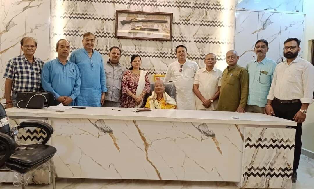 *अंतर्राष्ट्रीय वृद्धजन दिवस पर वैश्य महासम्मेलन ने वरिष्ठजनों का किया सम्मान*
*अनुभव और जीवन मूल्यों की विरासत को समाज की अमूल्य धरोहर बताया*
सतना। अंतर्राष्ट्रीय वृद्धजन दिवस के अवसर पर *वैश्य महासम्मेलन जिलासतना* के पदाधिकारियों ने समाज के वरिष्ठजनों के घर पहुंचकर उनका सम्मान किया। इस दौरान वरिष्ठजनों को श्रीफल एवं पुष्पमाला भेंट कर सम्मानित किया गया तथा उनके जीवन अनुभवों और संघर्षों को आत्मीयता से सुना।
वैश्य महासम्मेलन द्वारा फूलचंद बडेरिया उम्र 98 वर्ष (गोविंद बडेरिया के पिताजी), शांति देवी गुप्ता उम्र 92 वर्ष (अशोक गुप्ता की माताजी), राजेंद्र नेमा उम्र 85 वर्ष (चाणक्यपुरी कॉलोनी) तथा प्रेमाबाई अग्रवाल उम्र 81 वर्ष (अशोका पैलेस) का सम्मान किया गया।
इस अवसर पर संभागीय अध्यक्ष लखन केसरवानी, जिला प्रभारी राजीव गुप्ता बबलू, जिला अध्यक्ष संजय अग्रवाल चांदी, जिला महामंत्री सागर गुप्ता, जिला उपाध्यक्ष रावेन्द्र श्रीवास्तव बबलू, सुरेश बड़ेरिया, प्रदेश मीडिया प्रभारी श्याम लाल गुप्ता श्यामू एवं शिव साहू सहित पदाधिकारी उपस्थित रहे।
वरिष्ठजनों का अनुभव समाज की अमूल्य पूंजी : लखन केसरवानी
*संभागीय अध्यक्ष लखन लाल केसरवानी* ने कहा कि वरिष्ठजन परिवार और समाज की वह धरोहर हैं, जिनके अनुभवों में जीवन की लंबी यात्रा का सार छिपा होता है। उनके आशीर्वाद और मार्गदर्शन से नई पीढ़ी को संस्कार, परंपरा और जीवन के संघर्षों से सीखने की प्रेरणा मिलती है। वरिष्ठजनों का सम्मान केवल एक दिन का कार्यक्रम नहीं, बल्कि हमारी सामाजिक जिम्मेदारी और संस्कारों का प्रतीक होना चाहिए।
वरिष्ठजनों का सम्मान हमारी संस्कृति की पहचान : संजय अग्रवाल
*जिला अध्यक्ष संजय अग्रवाल चांदी* ने कहा कि भारतीय संस्कृति में सदैव से बुजुर्गों को सम्मान और परिवार में विशेष स्थान दिया गया है। वरिष्ठजनों के अनुभव युवा पीढ़ी के लिए मार्गदर्शक हैं। उन्होंने कहा कि वैश्य महासम्मेलन समाज के वरिष्ठजनों के सम्मान और उनके सुख-दुख में सहभागी बनने के लिए निरंतर प्रयास करता रहेगा।
कार्यक्रम के दौरान वरिष्ठजनों ने भी आत्मीयता के साथ अपने जीवन के अनुभव साझा किए और समाज के पदाधिकारियों को आशीर्वाद प्रदान किया। सम्मान समारोह ने यह संदेश दिया कि जिस समाज में बुजुर्गों का सम्मान होता है, वहां संस्कारों और मानवीय मूल्यों की जड़ें मजबूत रहती हैं।