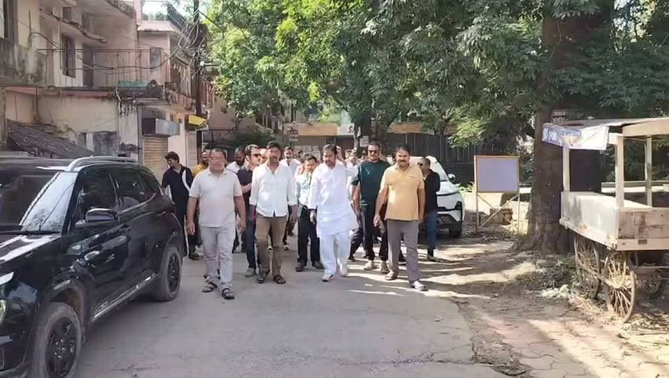 सतना,भरहुत नगर में हाउसिंग बोर्ड के फरमान से हाहाकार, 40 साल पुरानी कॉलोनी में दुकानों पर ताले, सैकड़ों परिवारों पर रोजी-रोटी का संकट*
शहर की सबसे पुरानी भरहुत नगर कॉलोनी के रहवासी एकजुट हो गए हैं। 40 साल पुरानी इस कॉलोनी को फ्री-होल्ड करने की मांग तेज हो गई है।
रहवासियों का आरोप है कि हाउसिंग बोर्ड के कार्यपालन यंत्री ने रिटायरमेंट से ठीक एक दिन पहले आनन-फानन में कई दुकानदारों की लीज निरस्त कर दी। अचानक हुई इस कार्रवाई से कॉलोनी की सैकड़ों दुकानों में ताले लट गए और सैकड़ों लोग बेरोजगार हो गए हैं।
दरअसल, हाउसिंग बोर्ड ने पूरे भरहुत नगर में व्यावसायिक गतिविधियों के लिए कोई प्लान ही नहीं रखा। मजबूरी में लोग 18 मीटर (60 फीट) चौड़ी मुख्य सड़क के किनारे, एक तरफ निजी तो दूसरी तरफ बोर्ड की जमीन पर छोटा-मोटा व्यवसाय कर अपना परिवार पाल रहे थे।
अब दुकानें बंद होने से लोगों को दूध, सब्जी, किराना जैसी रोजमर्रा की चीजों के लिए भी भटकना पड़ रहा है। रहवासियों ने कलेक्टर से हस्तक्षेप कर कॉलोनी को फ्री-होल्ड करने और लीज बहाल करने की मांग की है।