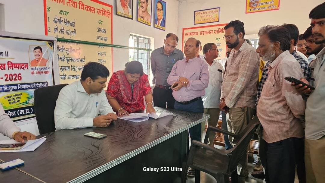 कलेक्टर श्री विश्वकर्मा ने गांवों में पहुंचकर स्वामित्व अधिकार अभिलेख निष्पादन एवं पंजीयन कार्य का लिया जायजा
---------
---------
कलेक्टर श्री अरूण कुमार विश्वकर्मा द्वारा गुरूवार को रायसेन जिले में ग्राम पंचायत सिरसौदा, सांचेत, चिकलोद, अमोदा सहित अन्य ग्राम पंचायतों में पहुंचकर सेवा संकल्प अभियान अंतर्गत स्वामित्व अधिकार अभिलेखों के निष्पादन एवं पंजीयन कार्य की प्रगति का जायजा लिया। उन्होंने संबंधित अधिकारियों से कार्य की स्थिति की जानकारी लेते हुए पंजीयन प्रक्रिया को सुचारू एवं पारदर्शी रूप से पूर्ण कराने के निर्देश दिए। इस दौरान जिला पंचायत सीईओ श्री कमल सोलंकी भी साथ रहे।
निरीक्षण के दौरान कलेक्टर श्री विश्वकर्मा ने ग्राम पंचायत कार्यालयों में संबंधित अभिलेखों एवं दस्तावेजों का अवलोकन किया तथा स्वामित्व अधिकार अभिलेखों के निष्पादन और पंजीयन से संबंधित प्रक्रिया की जानकारी ली। उन्होंने अधिकारियों से कहा कि कार्य में किसी भी स्तर पर अनावश्यक विलंब न हो और निर्धारित प्रक्रिया के अनुसार सभी प्रकरणों का कार्यवाही पूर्ण कराएं।
कलेक्टर श्री विश्वकर्मा ने ग्रामीणों से संवाद करते हुए स्वामित्व अधिकार अभिलेख से संबंधित उनकी जानकारी एवं अनुभव भी जाने। उन्होंने ग्रामीणों से कहा कि स्वामित्व अधिकार अभिलेख ग्रामीण परिवारों के लिए महत्वपूर्ण दस्तावेज है। इसके माध्यम से ग्रामीणों को अपनी संपत्ति के अधिकार संबंधी दस्तावेज प्राप्त होते हैं और संपत्ति से जुड़े मामलों में उन्हें सुविधा मिलती है। उन्होंने अधिकारियों से कहा कि अभिलेखों के निष्पादन एवं पंजीयन कार्य में दस्तावेजों की जांच, प्रक्रिया की पूर्णता और अभिलेखों के सुरक्षित संधारण पर विशेष ध्यान दिया जाए। साथ ही ग्रामीणों को आवश्यक जानकारी एवं मार्गदर्शन उपलब्ध कराया जाए। इस दौरान उन्होंने एसडीएम तथा अन्य अधिकारियों को निर्देशित किया कि स्वामित्व अधिकार अभिलेखों से संबंधित कार्य की निरंतर मॉनीटरिंग करते हुए प्रगति की नियमित समीक्षा की जाए।
#Raisen Jansampark Madhya Pradesh Collector Office Raisen