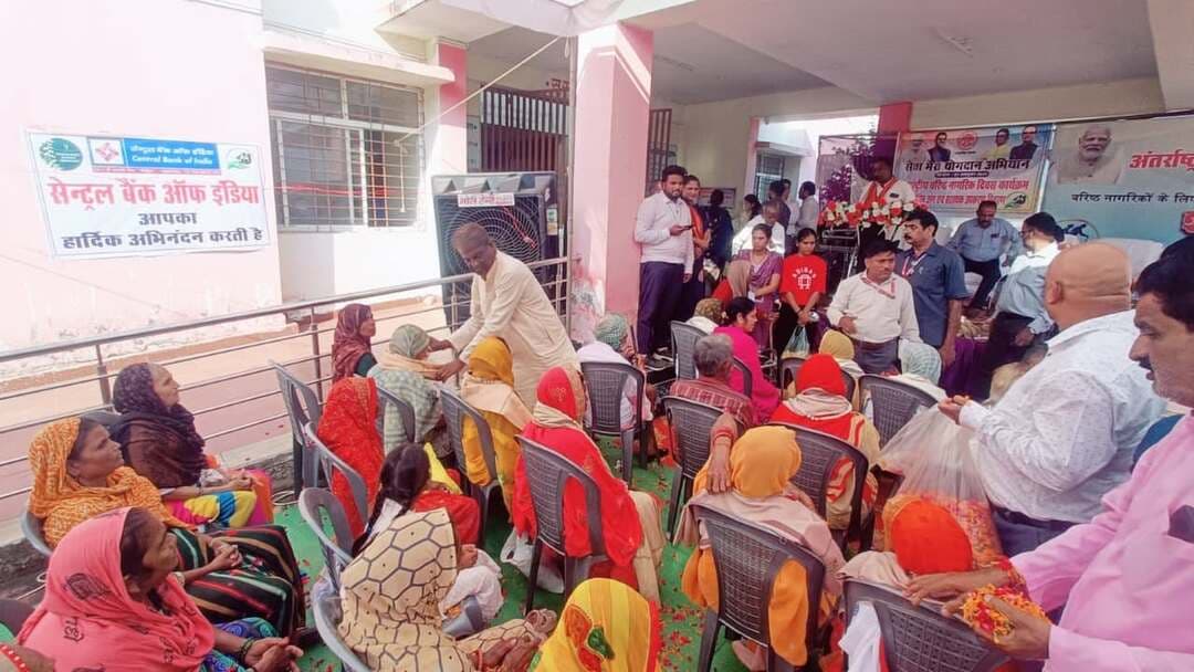 अंतर्राष्ट्रीय वृद्धजन दिवस पर विधायक डॉ चौधरी के मुख्य आतिथ्य में जिला स्तरीय कार्यक्रम सम्पन्न
शतायु एवं वरिष्ठ नागरिकों को शाल-श्रीफल भेंट कर किया गया सम्मान, कृत्रिम सहायक उपकरण भी किए गए वितरित
--------
--------
अंतर्राष्ट्रीय वृद्धजन दिवस के अवसर पर रायसेन में सामाजिक न्याय एवं दिव्यांगजन सशक्तिकरण विभाग कार्यालय परिसर में सांची विधायक डॉ प्रभुराम चौधरी तथा जिला पंचायत अध्यक्ष श्री यशवंत मीणा के मुख्य आतिथ्य में जिला स्तरीय कार्यक्रम सम्पन्न हुआ। कार्यक्रम में शतायु आयु पूर्ण कर चुके वृद्धजनों का शाल-श्रीफल तथा एक-एक हजार रू की राशि भेंट कर सम्मान किया गया। साथ ही अन्य उपस्थित वृद्धजनों का भी शाल-श्रीफल भेंट कर सम्मान किया गया। कार्यक्रम में जरूरतमंद वृद्धजनों को कृत्रिम सहायक उपकरण वितरित कर उन्हें सुगम एवं सम्मानजनक जीवन के लिए सहयोग प्रदान किया गया।
इस अवसर पर विधायक डॉ चौधरी ने कार्यक्रम को संबोधित करते हुए कहा कि वृद्धजन हमारे समाज की अमूल्य धरोहर हैं। उनके अनुभव, ज्ञान और जीवन मूल्यों से युवा पीढ़ी को निरंतर मार्गदर्शन मिलता है। परिवार और समाज में वृद्धजनों का सम्मान करना हमारी सामाजिक एवं नैतिक जिम्मेदारी है। उन्होंने कहा कि सरकार द्वारा वरिष्ठ नागरिकों के कल्याण और उन्हें आवश्यक सुविधाएं उपलब्ध कराने के लिए विभिन्न योजनाएं एवं कार्यक्रम संचालित किए जा रहे हैं। इन योजनाओं का लाभ पात्र वृद्धजनों तक पहुंचाना सभी की जिम्मेदारी है। कार्यक्रम में जिला पंचायत अध्यक्ष श्री मीणा तथा श्री राकेश शर्मा ने भी संबोधित किया। सामाजिक न्याय विभाग के संयुक्त संचालक श्री मनोज बॉथम द्वारा कार्यक्रम आयोजन और वरिष्ठ नागरिकों के लिए संचालित योजनाओं की जानकारी दी गई। इस अवसर पर वृद्धजनों को उनकी आवश्यकता के अनुरूप कृत्रिम सहायक उपकरण भी वितरित किए गए। उपकरण मिलने से वृद्धजनों को दैनिक जीवन के कार्यों में सुविधा मिलने के साथ उनकी आत्मनिर्भरता बढ़ाने में भी मदद मिलेगी। कार्यक्रम में अधिकारी, कर्मचारी, समाजसेवी और वरिष्ठ नागरिक उपस्थित रहे।
#Raisen Jansampark Madhya Pradesh JDjansampark Bhopal Collector Office Raisen
