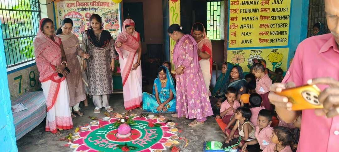 *प्रेस विज्ञप्ति*
समाहरणालय, मधेपुरा
जिला जनसंपर्क कार्यालय
जिला प्रोग्राम कार्यालय, आई.सी.डी.एस., मधेपुरा के सहयोग से
दिनांक : 01 अक्टूबर 2026
*सेवा संकल्प अभियान के तहत आंगन मिलन कार्यक्रम का समापन*
*आंगनबाड़ी केंद्रों पर गोदभराई के माध्यम से मातृ एवं शिशु स्वास्थ्य, पोषण और सुरक्षित मातृत्व का दिया गया संदेश*
मधेपुरा, 01 अक्टूबर 2026।
सेवा संकल्प अभियान के अंतर्गत आई.सी.डी.एस., मधेपुरा के सभी आंगनबाड़ी केंद्रों पर आयोजित तीन दिवसीय आंगन मिलन कार्यक्रम का गुरुवार को समापन हुआ। कार्यक्रम के अंतिम दिन आंगनबाड़ी केंद्रों पर गर्भवती महिलाओं की गोदभराई कर सुरक्षित मातृत्व, बेहतर पोषण एवं स्वस्थ शिशु के विकास का संदेश दिया गया।
इस अवसर पर आंगनबाड़ी केंद्रों पर बच्चों एवं अभिभावकों का स्वागत एवं परिचय सत्र आयोजित करने के साथ बालगीत, कहानी, रोल-प्ले, चित्रांकन एवं रंग भरने जैसी रचनात्मक गतिविधियाँ कराई गईं। साथ ही लाभुकों को पोषण, स्वास्थ्य, टीकाकरण एवं विभागीय योजनाओं से संबंधित महत्वपूर्ण जानकारी प्रदान की गई।
इसी क्रम में बाल विकास परियोजना, मुरलीगंज अंतर्गत परवा नवटोल पंचायत स्थित आंगनबाड़ी केंद्र संख्या-77 पर आयोजित आंगन मिलन कार्यक्रम में जिला प्रोग्राम पदाधिकारी श्रीमती सीमा कुमारी ने भाग लिया तथा एक गर्भवती माता की गोदभराई की।
*गोदभराई—सुरक्षित मातृत्व एवं स्वस्थ शिशु के संकल्प का प्रतीक*
कार्यक्रम को संबोधित करते हुए जिला प्रोग्राम पदाधिकारी ने कहा कि “गोदभराई केवल एक पारंपरिक रस्म नहीं, बल्कि माँ और गर्भस्थ शिशु के स्वस्थ, सुरक्षित एवं उज्ज्वल भविष्य की मंगलकामना और सामुदायिक संकल्प का प्रतीक है।” उन्होंने कहा कि गर्भावस्था के दौरान मातृ स्वास्थ्य, संतुलित पोषण एवं मानसिक प्रसन्नता का शिशु के समुचित विकास में महत्वपूर्ण योगदान होता है।
उन्होंने गर्भवती महिलाओं से नियमित ए.एन.सी. जाँच, चिकित्सकीय परामर्श, आवश्यक टीकाकरण, आयरन-फोलिक एसिड एवं कैल्शियम की गोलियों का सेवन तथा संतुलित एवं पौष्टिक आहार को अपनी दिनचर्या का हिस्सा बनाने की अपील की।
बाल विकास परियोजना पदाधिकारी स्वाति कुमारी ने कहा कि गर्भावस्था के दौरान केवल पर्याप्त भोजन करना ही नहीं, बल्कि पौष्टिक एवं विविधतापूर्ण आहार लेना आवश्यक है। उन्होंने हरी पत्तेदार सब्जियाँ, दाल, दूध एवं दुग्ध उत्पाद, मौसमी फल, अंडा तथा स्थानीय स्तर पर उपलब्ध पौष्टिक खाद्य पदार्थों को आहार में शामिल करने पर बल दिया।
कार्यक्रम में जिला समन्वयक अंशु कुमारी, लैंगिक विशेषज्ञ राजेश कुमार, महिला पर्यवेक्षिका प्रियंका कुमारी, सेविका श्वेता कुमारी, नीलम कुमारी, अलका कुमारी सहित बड़ी संख्या में लाभुक एवं स्थानीय महिलाएँ उपस्थित थीं।
जनहित में संदेश: *स्वस्थ माँ—स्वस्थ शिशु—सशक्त परिवार; गर्भावस्था के दौरान पोषण, जाँच और नियमित स्वास्थ्य देखभाल को प्राथमिकता दें।*
CMO Bihar
Information & Public Relations Department, Government of Bihar
Narendra Modi
Samrat Choudhary