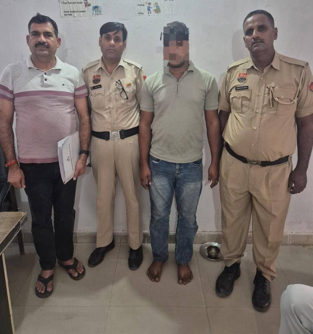 <nis:link nis:type=tag nis:id=रेवाड़ी nis:value=रेवाड़ी nis:enabled=true nis:link/> पुलिस को मिली बड़ी सफलता<nis:link nis:type=tag nis:id=बावल nis:value=बावल nis:enabled=true nis:link/> से <nis:link nis:type=tag nis:id=तमिलनाडु nis:value=तमिलनाडु nis:enabled=true nis:link/> जा रहे करीब 3.86 करोड़ रुपये मूल्य के कॉपर (तांबे) से भरे ट्रक के गायब होने के मामले में एक आरोपी गिरफ्तार, 5 दिन के पुलिस रिमांड पर लिया गया
थाना कसौला पुलिस ने मुस्तैदी और त्वरित कार्रवाई करते हुए बावल इंडस्ट्रियल एरिया से तमिलनाडु के लिए रवाना हुए कॉपर इनगॉट (तांबे की सिल्लियों) से लदे ट्रक के गायब होने के मामले का खुलासा करते हुए एक आरोपी को गिरफ्तार करने में सफलता हासिल की है। गिरफ्तार आरोपी की पहचान मोहम्मद कैफ निवासी गांव गंगवानी, जिला नूंह के रूप में हुई है। पुलिस ने आरोपी को माननीय अदालत में पेश कर 5 दिन के पुलिस रिमांड पर लिया है, ताकि चोरी किए गए माल की बरामदगी और मामले में शामिल अन्य सह-आरोपियों का पता लगाया जा सके।
मामले का विवरण:
जांचकर्ता ने बताया की बावल की मेटाडेक्स इंडस्ट्रीज प्राइवेट लिमिटेड कंपनी के डायरेक्टर राहुल अरोड़ा ने पुलिस को दी अपनी शिकायत में बताया था की गत 16 सितंबर 2026 की रात समय लगभग 9:00 बजे उनकी कंपनी से 24,780 किलोग्राम कॉपर इनगॉट (121 सिल्लियां), जिसकी कुल कीमत 3 करोड़ 86 लाख 26 हजार 568/- रुपये (GST सहित) थी, अग्रवाल ट्रांसपोर्ट कंपनी के माध्यम से एक ट्रक में लोड करके जैन रिसोर्स रीसाइक्लिंग लिमिटेड (गुम्मिडीपूंडी, तिरुवल्लूर, तमिलनाडु) के लिए रवाना की गई थी।
जब खेप तय समय पर गंतव्य तक नहीं पहुंची, तो कंपनी प्रबंधन ने ट्रांसपोर्टर, वाहन मालिक और चालक से संपर्क किया। पहले तो उन्हें गुमराह करने वाले जवाब दिए गए, लेकिन बाद में माल चोरी होने की बात कही गई।
पुलिस की त्वरित कार्रवाई व गिरफ्तारी:
शिकायत के आधार पर पुलिस ने थाना कसौला में संबंधित धाराओं के तहत तुरंत मामला दर्ज कर गहन तफ्तीश शुरू की थी। मामले को गंभीरता से लेते हुए एसपी रेवाड़ी श्री हेमेंद्र कुमार मीणा के निर्देशानुसार थाना कसौला पुलिस तथा सीआईए रेवाड़ी की संयुक्त टीमों का गठन किया गया।
जांच के दौरान पुलिस टीम ने मुस्तैदी दिखाते हुए पूर्व में गत 26 सितम्बर को मध्य प्रदेश के जिला ग्वालियर के थाना मोहना क्षेत्र से वारदात में प्रयुक्त किए गए खाली ट्रक को लावारिस हालत में बरामद कर लिया था। इसके पश्चात, पुलिस टीमों ने तकनीकी साक्ष्यों और गुप्त सूचनाओं के आधार पर जाल बिछाकर बुधवार को इस पूरी साजिश में शामिल एक आरोपी मोहम्मद कैफ निवासी गांव गंगवानी जिला नूंह को सफलतापूर्वक काबू कर लिया है।
5 दिन के पुलिस रिमांड पर आरोपी:
पुलिस ने गिरफ्तार आरोपी मोहम्मद कैफ को माननीय अदालत में पेश किया, जहां से अदालत ने आरोपी को 5 दिन के पुलिस रिमांड पर भेजने के आदेश जारी किए हैं।
रिमांड अवधि के दौरान पुलिस आरोपी से गहन पूछताछ करेगी, ताकि चोरी किए गए करोड़ों रुपये के माल (कॉपर इनगॉट) की शत-प्रतिशत बरामदगी की जा सके और इस अंतरराज्यीय गिरोह में शामिल अन्य सह-आरोपियों के नेटवर्क का पर्दाफाश कर उन्हें भी जल्द से जल्द सलाखों के पीछे भेजा जा सके। पुलिस मामले की अग्रिम जांच पूरी मुस्तैदी से कर रही है।