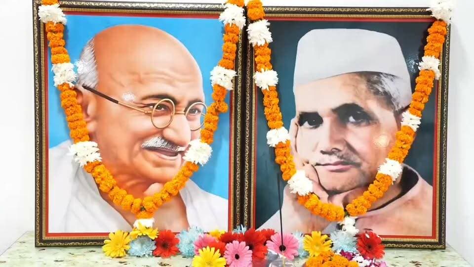 *महात्मा गांधी एवं लाल बहादुर शास्त्री की जयंती पर मुख्यमंत्री ने किया भावपूर्ण स्मरण
मुख्यमंत्री श्री पुष्कर सिंह धामी ने शुक्रवार को मुख्यमंत्री आवास में राष्ट्रपिता महात्मा गांधी एवं पूर्व प्रधानमंत्री भारत रत्न लाल बहादुर शास्त्री की जयंती के अवसर पर उनके चित्रों पर श्रद्धासुमन अर्पित कर उनका भावपूर्ण स्मरण किया।
मुख्यमंत्री ने कहा कि महात्मा गांधी के सत्य, अहिंसा और मानवता के सिद्धांत सदैव समाज को प्रेरणा देते रहेंगे। उन्होंने कहा कि गांधी जी के विचार आज भी शांति, सद्भाव और सामाजिक समरसता के लिए प्रासंगिक हैं।
मुख्यमंत्री ने पूर्व प्रधानमंत्री लाल बहादुर शास्त्री का स्मरण करते हुए कहा कि उनका सादगीपूर्ण जीवन, ईमानदारी, कर्तव्यनिष्ठा और राष्ट्र के प्रति समर्पण हम सभी के लिए प्रेरणास्रोत है। उनका ‘जय जवान, जय किसान’ का उद्घोष देश के जवानों और किसानों के सम्मान तथा राष्ट्र निर्माण में उनके योगदान को सदैव रेखांकित करता रहेगा।
मुख्यमंत्री ने कहा कि इन दोनों महान विभूतियों के आदर्श हमें राष्ट्र और समाज की सेवा के लिए निरंतर प्रेरित करते रहेंगे।