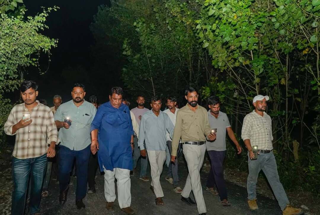 पूर्व विधायक नारायण पाल ने ग्राम पंचायत गऊघाट कठर्रा का किया दौरा, ग्रामीणों की समस्याएं सुनीं
सितारगंज विधानसभा क्षेत्र के पूर्व विधायक नारायण पाल ने ग्राम पंचायत गऊघाट कठर्रा का दौरा किया। इस दौरान उन्होंने स्थानीय ग्रामीणों से मुलाकात कर उनकी समस्याओं को गंभीरता से सुना और क्षेत्र के विकास कार्यों पर चर्चा की।
दौरे के दौरान ग्रामीणों ने पूर्व विधायक को सड़क, पानी, बिजली और अन्य बुनियादी सुविधाओं से जुड़ी अपनी परेशानियों से अवगत कराया। ग्रामीणों की समस्याएं सुनने के बाद पूर्व विधायक नारायण पाल ने उन्हें आश्वस्त किया कि उनकी हर समस्या का समाधान कराने के लिए वे हरसंभव प्रयास करेंगे और संबंधित अधिकारियों के समक्ष इन मुद्दों को प्रमुखता से उठाएंगे।
इस अवसर पर स्थानीय कार्यकर्ता और बड़ी संख्या में ग्रामीण उपस्थित रहे, जिन्होंने पूर्व विधायक का स्वागत किया और अपनी क्षेत्र से जुड़ी अपेक्षाएं उनके सामने रखीं।