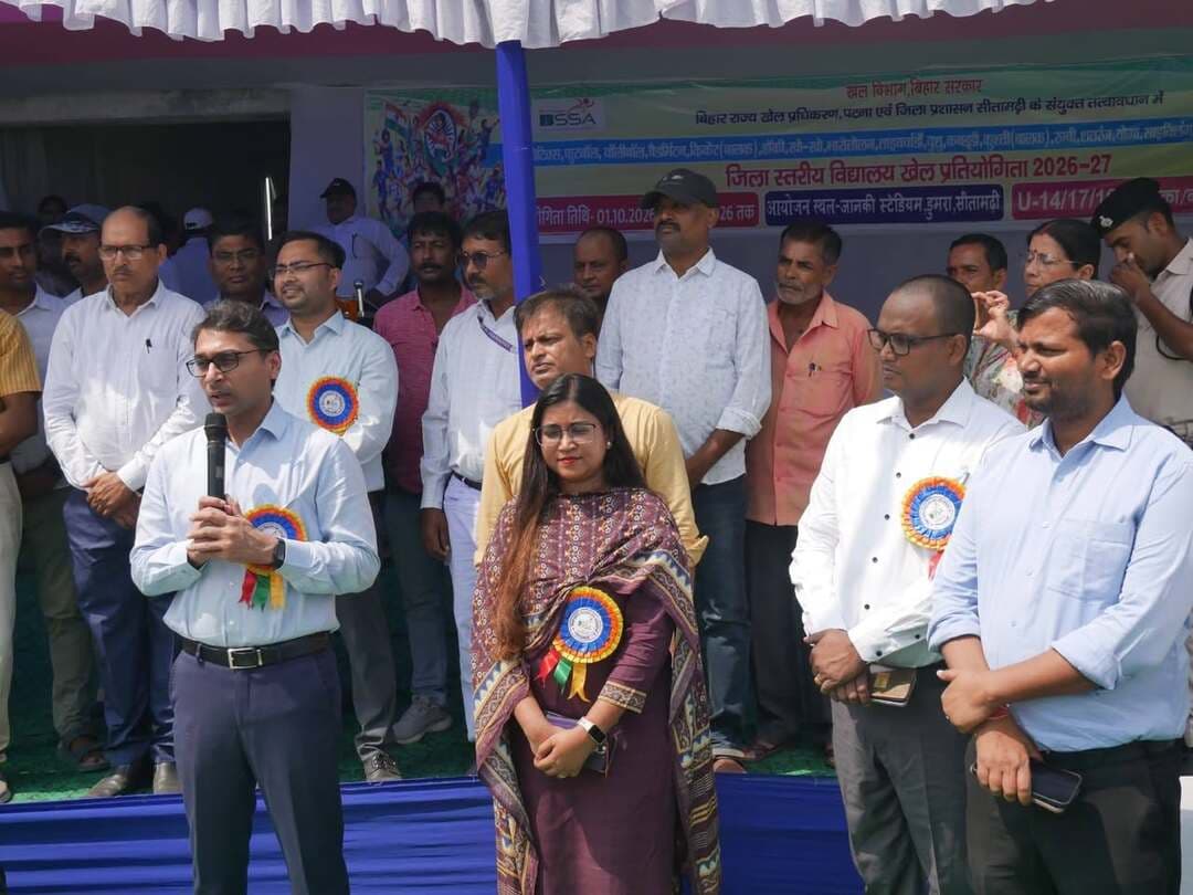 जिला स्तरीय विद्यालय खेल प्रतियोगिता–2026 का जानकी स्टेडियम में हुआ भव्य शुभारंभ
खेल विद्यार्थियों में अनुशासन, आत्मविश्वास और टीम भावना विकसित करने का सशक्त माध्यम : जिलाधिकारी
सीतामढ़ी के स्थानीय जानकी स्टेडियम में गुरुवार को जिला स्तरीय विद्यालय खेल प्रतियोगिता–2026 का भव्य शुभारंभ जिलाधिकारी श्री तनय सुल्तानिया द्वारा किया गया। इस अवसर पर उप विकास आयुक्त श्वेता भारती, अनुमंडल पदाधिकारी सदर श्री आनंद कुमार सहित शिक्षा एवं खेल विभाग के पदाधिकारी, विभिन्न विद्यालयों के शिक्षक-शिक्षिकाएं एवं बड़ी संख्या में छात्र-छात्राएं उपस्थित रहे।
प्रतियोगिता का आयोजन 01 अक्टूबर से 04 अक्टूबर 2026 तक किया जा रहा है। इस दौरान जिले के विभिन्न विद्यालयों से आए प्रतिभागी एथलेटिक्स, कबड्डी, खो-खो, वॉलीबॉल, फुटबॉल सहित विभिन्न खेल प्रतियोगिताओं में अपनी प्रतिभा का प्रदर्शन करेंगे।
उद्घाटन समारोह में विभिन्न विद्यालयों से आए खिलाड़ियों ने आकर्षक एवं अनुशासित मार्च पास्ट प्रस्तुत किया। मार्च पास्ट के दौरान खिलाड़ियों के उत्साह और खेल भावना ने पूरे स्टेडियम के वातावरण को ऊर्जा और उमंग से भर दिया।
इस अवसर पर जिलाधिकारी श्री तनय सुल्तानिया ने खिलाड़ियों का उत्साहवर्धन करते हुए कहा कि खेल केवल प्रतिस्पर्धा का माध्यम नहीं, बल्कि व्यक्तित्व निर्माण की महत्वपूर्ण पाठशाला है। खेल विद्यार्थियों में अनुशासन, आत्मविश्वास, नेतृत्व क्षमता, टीम भावना और चुनौतियों का सामना करने का साहस विकसित करता है।
उन्होंने कहा कि पढ़ाई के साथ-साथ खेलों में सहभागिता विद्यार्थियों के सर्वांगीण विकास के लिए अत्यंत आवश्यक है। उन्होंने खिलाड़ियों को पूरी खेल भावना के साथ प्रतियोगिताओं में भाग लेने तथा जीत-हार से परे अपने सर्वश्रेष्ठ प्रदर्शन के लिए प्रेरित किया।
जिलाधिकारी ने कहा कि विद्यालय स्तर पर खेल प्रतिभाओं को पहचानना और उन्हें उचित मंच एवं अवसर उपलब्ध कराना जिला प्रशासन की प्राथमिकताओं में शामिल है। उन्होंने खिलाड़ियों को शुभकामनाएं देते हुए कहा कि सीतामढ़ी के विद्यालयों में खेल प्रतिभाओं की कोई कमी नहीं है। आवश्यकता है कि इन प्रतिभाओं को निरंतर प्रोत्साहन, बेहतर प्रशिक्षण और उचित अवसर प्रदान किया जाए।
उन्होंने प्रतियोगिता में भाग ले रहे सभी खिलाड़ियों से अनुशासन एवं खेल भावना का परिचय देते हुए उत्कृष्ट प्रदर्शन करने का आह्वान किया।
उद्घाटन समारोह के दौरान उपस्थित अधिकारियों एवं शिक्षकों ने भी खिलाड़ियों का उत्साहवर्धन किया तथा प्रतियोगिता के सफल आयोजन के लिए शुभकामनाएं दीं।