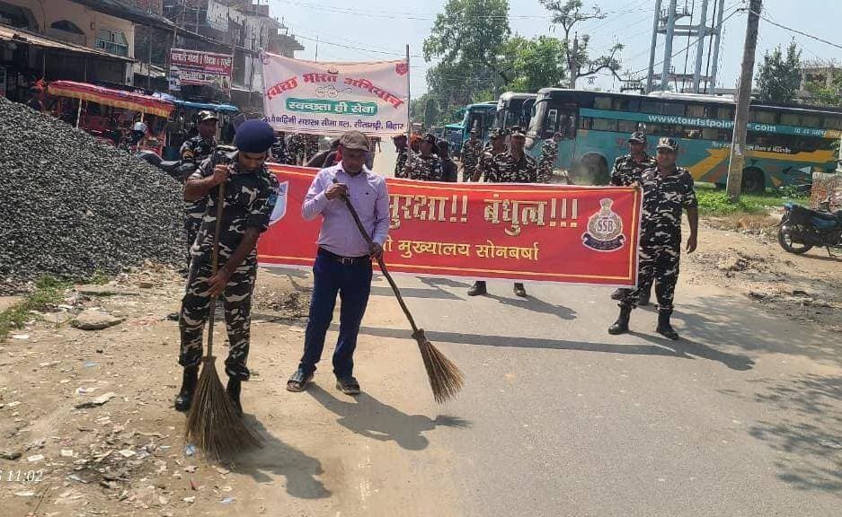‘स्वच्छता ही सेवा’ के तहत जिले के विभिन्न प्रखंडों में चला स्वच्छता अभियान
सीतामढ़ी। स्वच्छता ही सेवा अभियान के तहत 01 अक्टूबर 2026 को आयोजित ‘एक दिन, एक घंटा, एक साथ’ अभियान के अंतर्गत जिले के विभिन्न प्रखंडों में व्यापक स्वच्छता अभियान चलाया गया। इस दौरान जनप्रतिनिधियों, पदाधिकारियों, स्वच्छता कर्मियों एवं स्थानीय लोगों की सहभागिता से सार्वजनिक स्थलों की साफ-सफाई की गई तथा आमजन को स्वच्छता के प्रति जागरूक किया गया।
परिहार प्रखंड में प्रखंड परिसर एवं बाजार क्षेत्र में स्वच्छता पर्यवेक्षक, स्वच्छता कर्मियों, कार्यक्रम पदाधिकारी, प्रखंड समन्वयक एवं प्रखंड विकास पदाधिकारी के नेतृत्व में सफाई अभियान चलाया गया। इस दौरान लोगों को स्वच्छता बनाए रखने के लिए प्रेरित किया गया।
सोनबरसा प्रखंड में सोनबरसा बस स्टैंड परिसर में एसएसबी के जवानों, प्रखंड समन्वयक एवं प्रखंड विकास पदाधिकारी की सहभागिता से स्वच्छता अभियान चलाया गया। अभियान के दौरान आमजन को सार्वजनिक स्थलों को स्वच्छ रखने के लिए जागरूक किया गया।
बथनाहा प्रखंड में बथनाहा बाजार में ग्रामीणों एवं स्थानीय दुकानदारों की सहभागिता से प्रखंड समन्वयक एवं प्रखंड विकास पदाधिकारी के नेतृत्व में सफाई अभियान चलाया गया। इस दौरान स्वच्छता के प्रति जागरूकता फैलाते हुए लोगों से अपने आसपास के क्षेत्रों को स्वच्छ रखने की अपील की गई।
परसौनी प्रखंड में प्रखंड परिसर एवं जनता उच्च विद्यालय परिसर में स्वच्छता पर्यवेक्षक, स्वच्छता कर्मियों, कार्यक्रम पदाधिकारी, प्रखंड समन्वयक एवं प्रखंड विकास पदाधिकारी के नेतृत्व में सफाई अभियान चलाया गया। साथ ही, स्वच्छता के महत्व के प्रति लोगों को जागरूक किया गया।
अभियान के माध्यम से स्वच्छ एवं सुंदर वातावरण के निर्माण में सामुदायिक सहभागिता को बढ़ावा देने तथा स्वच्छता को दैनिक जीवन का हिस्सा बनाने का संदेश दिया गया।