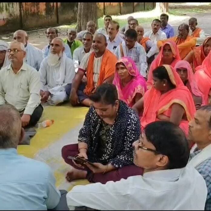 *26 माह से जारी धरने के बीच ठगी पीड़ित जमाकर्ता परिवार की बैठक, 25 अक्टूबर को होगा महाअधिवेशन*
यूपी हेड व्यूरो नागेंद्र पांडे
फतेहपुर जिला ब्यूरो अजय श्रीवास्तव
फतेहपुर यूपी । जिले में चिटफंड कंपनियों में जमा धनराशि की वापसी की मांग को लेकर ठगी पीड़ित जमाकर्ता परिवार का अनिश्चितकालीन धरना पिछले 26 महीनों से जारी है। इसी क्रम में सदर कोतवाली क्षेत्र के नहर कॉलोनी परिषद में 1 अक्टूबर 2026 को संगठन की बैठक आयोजित की गई । जिला अध्यक्ष अंबिका प्रसाद की अध्यक्षता में हुई बैठक में निवेशकों के भुगतान और आगे की रणनीति को लेकर चर्चा की गई। बैठक में संगठन के पदाधिकारियों और सदस्यों ने कहा कि चिटफंड कंपनियों में निवेश करने वाले लोगों की जमा धनराशि वापस दिलाने के लिए लगातार प्रयास किए जा रहे हैं । संगठन के अनुसार, भारत सरकार द्वारा बनाए गए अनियमित जमा योजनाएं पाबंदी अधिनियम , 2019 के तहत कलेक्ट्रेट कार्यालय फतेहपुर में वर्षों से भुगतान के दावे संबंधी फॉर्म जमा किए जा रहे हैं । संगठन का आरोप है कि दावा फॉर्म जमा करने और भुगतान की प्रक्रिया अपेक्षित तरीके से संचालित नहीं हो रही है। इसको लेकर संगठन के पदाधिकारी कई बार अधिकारियों से मुलाकात कर प्रक्रिया को व्यवस्थित और प्रभावी ढंग से संचालित किए जाने की मांग कर चुके हैं । बैठक में निर्णय लिया गया कि आगामी 25 अक्टूबर को महाअधिवेशन आयोजित किया जाएगा । संगठन के मुताबिक इस अधिवेशन में देश के विभिन्न प्रदेशों से प्रतिनिधि शामिल होंगे। महाअधिवेशन में निवेशकों की समस्याओं को लेकर व्यापक चर्चा की जाएगी और जमा धनराशि की वापसी के लिए आगे की ठोस रणनीति तय की जाएगी । संगठन का कहना है कि उनका उद्देश्य प्रत्येक चिटफंड कंपनी के निवेशकों की जमा धनराशि की वापसी के लिए प्रभावी कार्रवाई सुनिश्चित कराना है। अब 25 अक्टूबर को होने वाले महाअधिवेशन पर निवेशकों की निगाहें टिकी हैं ।