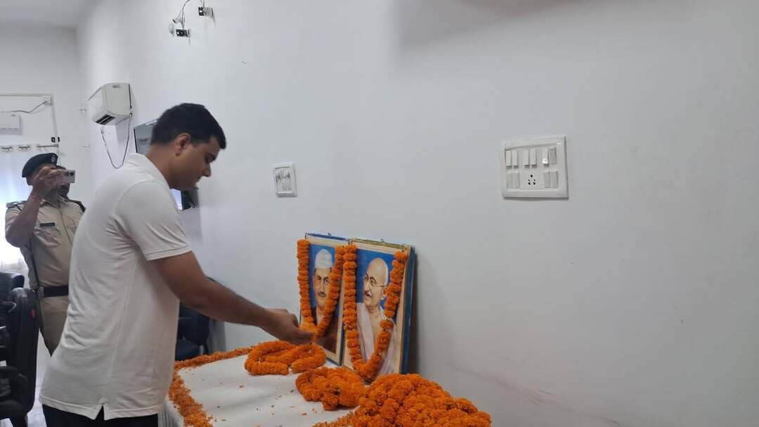 महात्मा गांधी एवं पूर्व प्रधानमंत्री लाल बहादुर शास्त्री के जयंती के अवसर पर समाहरणालय कटिहार के एन आइ सी सभागार में राष्ट्रपिता महात्मा गांधी एवं पूर्व प्रधानमंत्री लाल बहादुर शास्त्री के चित्र पर डीएम, एसपी एवं जिला के वरीय पदाधिकारी गणों के द्वारा माल्यार्पण किया गया*
कटिहार, 02 अक्टूबर 2026 शुक्रवार ।
महात्मा गांधी एवं पूर्व प्रधानमंत्री लाल बहादुर शास्त्री के जयंती के अवसर पर समाहरणालय कटिहार के एन आई सी सभागार में राष्ट्रपिता महात्मा गांधी एवं पूर्व प्रधानमंत्री लाल बहादुर शास्त्री के चित्र पर जिला पदाधिकारी कटिहार आशुतोष द्विवेदी,पुलिस अधीक्षक कटिहार परिचय कुमार,उप विकास आयुक्त डॉ नेहा, नगर आयुक्त कटिहार, अनुमंडल पदाधिकारी कटिहार सद,अपर समाहर्ता कटिहार, जिला जनसंपर्क पदाधिकारी कटिहार, जिला कृषि पदाधिकारी कटिहार, उपनिदेशक अल्पसंख्यक कल्याण एवं बड़ी संख्या में जिला स्तरीय पदाधिकारी गण एवं आम जनों ने माल्यार्पण कर उन्हें श्रद्धा सुमन अर्पित किए गए।
इस अवसर पर जिला पदाधिकारी, आशुतोष द्विवेदी कटिहार ने कहा कि महात्मा गांधी के सत्य, अहिंसा एवं सत्याग्रह के विचार आज भी प्रासंगिक हैं। गांधी जी ने स्वच्छता को भी अपने जीवन एवं विचारों में विशेष महत्व दिया था। उन्होंने कहा कि गांधी जी के विचारों और आदर्शों को केवल स्मरण करने तक सीमित न रखते हुए उन्हें अपने आचरण एवं दैनिक जीवन में अपनाने की आवश्यकता है।
इस अवसर पर पूर्व प्रधानमंत्री श्री लाल बहादुर शास्त्री के बारे में जिला पदाधिकारी ने उनके जीवन से सीख लेने की नसीहत दी।उन्होंने कहा कि वे ईमानदारी की मिसाल थे।उनकी सादगी उनको महानतम महापुरुष की श्रेणी में रखता है। वे दृढ़ निश्चीय थे।उन्होंने बच्चों के लिए संदेश दिया था मेहनत, सच्चाई और देशभक्ति से कोई बड़ा धर्म नहीं है।
कार्यक्रम में पुलिस अधीक्षक, कटिहार श्री परिचय कुमार ने भी महात्मा गांधी एवं एवं लाल बहादुर शास्त्री के चित्र पर माल्यार्पण कर उन्हें श्रद्धांजलि अर्पित की।
कार्यक्रम के दौरान उपस्थित पदाधिकारियों एवं कर्मियों ने महात्मा गांधी के सत्य, अहिंसा, सत्याग्रह, स्वच्छता एवं जनसेवा के आदर्शों को अपने जीवन एवं कार्यशैली में अपनाने का संकल्प लिया।
जिला जनसंपर्क पदाधिकारी, कटिहार।
Information & Public Relations Department, Government of Bihar @topfans #samratchoudhary #CMSamrat #MahatmaGandhi #LalBahadurShastri #follower #katihar