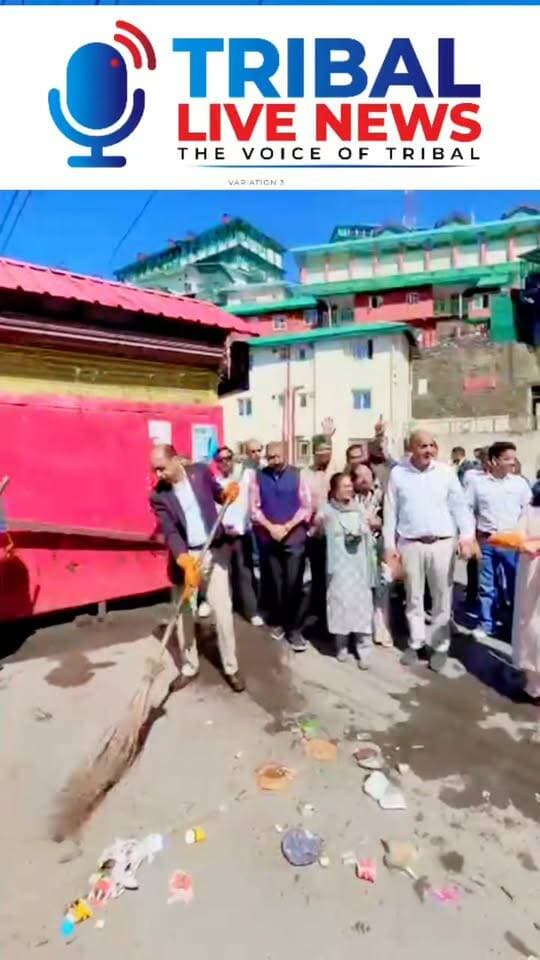 शिमला :- बस स्टैंड और आस पास चलाया स्वच्छता अभियान। नेता प्रतिपक्ष जय राम ठाकुर सफाई करते हुए नजर आए