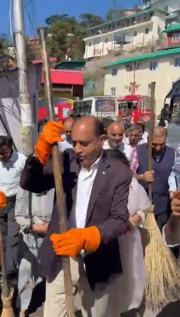 शिमला :- गांधी जयंती के अवसर पर ओल्ड बस स्टैंड परिसर और आस पास में चलाए गए स्वच्छता अभियान में शामिल हुए नेता प्रतिपक्ष जय राम ठाकुर व अन्य