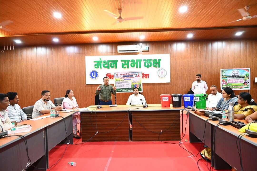 'कचरे का सही पृथक्करण करके ही पूरा होगा ठोस अपशिष्ट प्रबंधन का संकल्प , 'स्वच्छता ही सेवा संकल्प के अंतर्गत राज्य स्वच्छता सलाहकार ने सरपंचों को दिया प्रशिक्षण'।
ठोस अपशिष्ट प्रबंधन अधिनियम 2026 पर आज जिला पंचायत कोरिया के सभागार में ग्राम पंचायत के सरपंचों की एक दिवसीय प्रशिक्षण कार्यशाला का आयोजन किया गया।
जिला पंचायत के मुख्य कार्यपालन अधिकारी श्री योगेन्द्र श्रीवास और जिला समन्वयक स्वच्छ भारत मिशन की उपस्थिति में ग्राम पंचायतों के सरपंचों को राज्य स्वच्छता सलाहकार श्री पुरूषोत्तम पांडा ने ठोस अपशिष्ट प्रबंधन विषय पर विस्तृत जानकारी प्रदान करते हुए उन्मुखीकरण किया।
#SBMG #KoreaDistrict #CmoChhattisgarh #Chhattisgarh #SwachhBharatMission