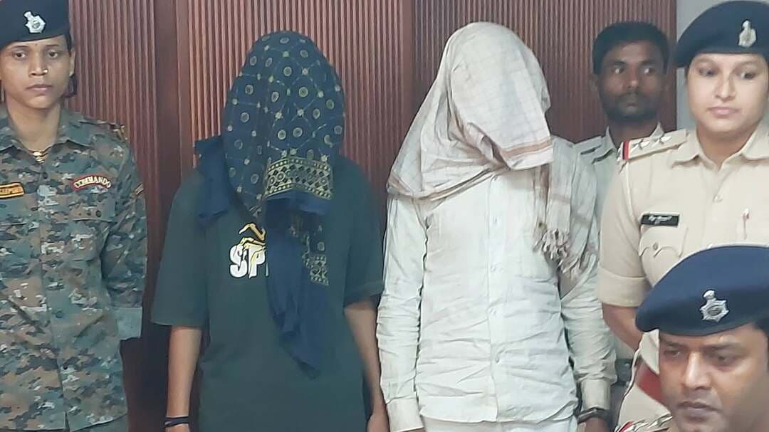 गायघाट में 2.435 किलो स्मैक बरामद, दो गिरफ्तार, 2.10 लाख कैश जब्त
मुजफ्फरपुर जिले में नशीले पदार्थों के खिलाफ चलाए जा रहे अभियान के तहत गायघाट थाना पुलिस ने बड़ी कार्रवाई करते हुए 2.435 किलोग्राम स्मैक बरामद की है। पुलिस ने इस मामले में दो आरोपियों को गिरफ्तार किया है। उनके कब्जे से 2,015 पुड़िया स्मैक, 2.10 लाख रुपये नकद और चार मोबाइल फोन बरामद किए गए हैं।
पुलिस के अनुसार, 1 अक्टूबर 2026 को गुप्त सूचना के आधार पर गायघाट थाना क्षेत्र के हुसैनपुर नयार गांव में छापेमारी की गई। इस दौरान शिव शंकर कुमार और अंशु कुमारी, दोनों थाना गायघाट, जिला मुजफ्फरपुर, को गिरफ्तार किया गया।
पुलिस ने बताया कि बरामद मादक पदार्थ का कुल वजन 2.435 किलोग्राम है, जिसे 2,015 पुड़िया में रखा गया था। इसके अलावा 2,10,000 रुपये नकद और चार मोबाइल फोन भी जब्त किए गए।
मामले में गायघाट थाना कांड संख्या 300/26 दर्ज कर आगे की कार्रवाई की जा रही है। पुलिस के मुताबिक गिरफ्तार आरोपियों के आपराधिक इतिहास का भी पता लगाया जा रहा है।
गिरफ्तार आरोपी की मां और पत्नी पूर्व में एनडीपीएस एक्ट के तहत दर्ज कांड संख्या 25/24 में न्यायिक हिरासत में भेजी जा चुकी हैं। मामले में आगे की कार्रवाई जारी है।