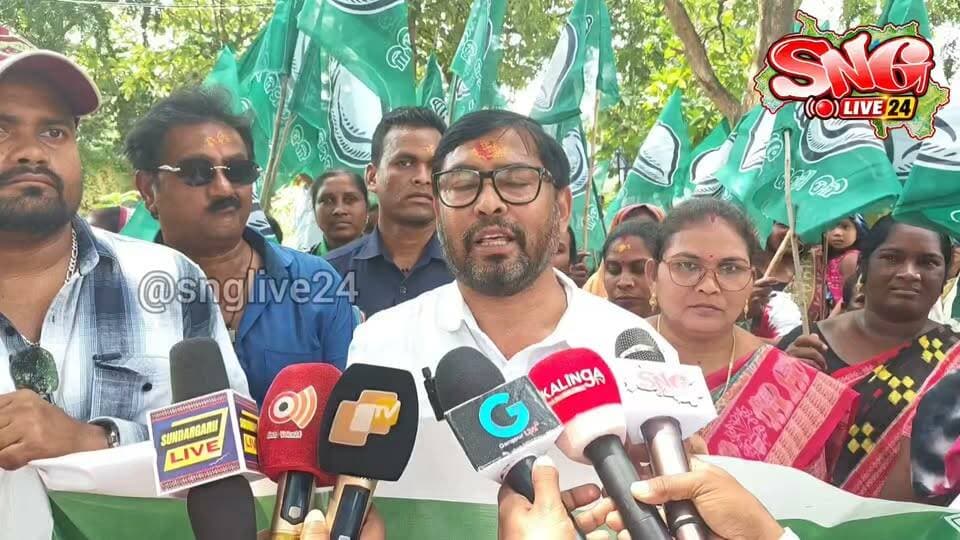 କିରେଇରେ ବିଜେଡିର ଜନ ସମ୍ପର୍କ ପଦଯାତ୍ରା!
“ଜନସାଧାରଣଙ୍କ ସହ ସିଧାସଳଖ ଯୋଡ଼ି ହୋଇ ସେମାନଙ୍କ ସମସ୍ୟା ଓ ମତାମତ ଜାଣିବା ହେଉଛି ଏହି ଜନ ସମ୍ପର୍କ ପଦଯାତ୍ରାର ମୁଖ୍ୟ ଉଦ୍ଦେଶ୍ୟ।”ଯୋଗେସ ସିଂ।
#BJD #BijuJanataDal #JanSamparkaPadyatra #JogeshKumarSingh #Sundargarh #SundargarhSadar #Kirei #OdishaPolitics #OdishaNews #SundargarhNews #SundargarhUpdatesLive #PoliticalNews #PublicContact #JanSamparka #jogesh_Singh @highlight Jogesh Kumar Singh Ashwini Naik Shailesh Naik