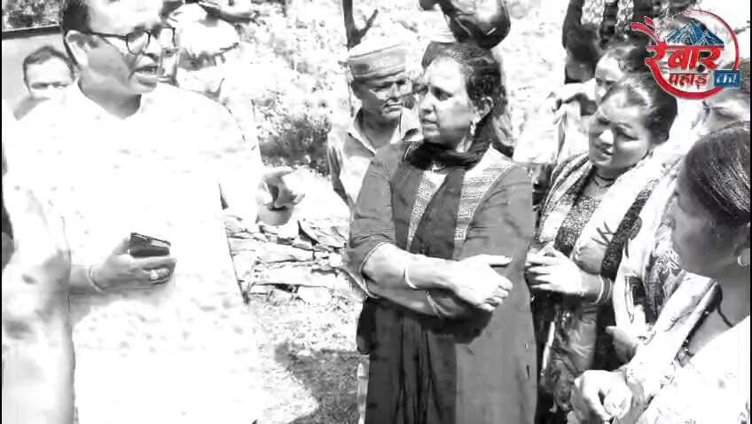 नैनीडाण्डा विकासखण्ड के ग्राम ढंगल गाँव की महिला मंजू देवी की भालू द्वारा हमले में दुःखद मृत्यु के बाद क्षेत्रीय ग्रामीणों में भारी आक्रोश।
काँग्रेस नेता रघुबीर बिष्ट के नेतृत्व में वन चौकी खालियूँडाँडा में किया वन विभाग व प्रशासन के विरुद्ध जोरदार प्रदर्शन।
बुधवार को विकासखण्ड ग्राम ढंगल गाँव में महिला मंजू देवी की भालू के हमले से हुई दुःखद मृत्यु से क्षेत्रीय ग्रामीणों में गहरा आक्रोश व्याप्त है। बृहस्पतिवार को खालियूडांडा स्थित वन चौकी में समीपवर्ती क्षेत्र के 6 गाँव के प्रधान, क्षेत्र पंचायत सदस्य,सभी गाँव की महिला मंगल दलों की अध्यक्षा व सामाजिक कार्यकर्ता भारी संख्या में काँग्रेस नेता रघुबीर बिष्ट के नेतृत्व में जुटे व वन विभाग व प्रशासन के विरुद्ध जमकर नारेबाजी कर अपना आक्रोश जताया।
काँग्रेस नेता रघुबीर बिष्ट ने मृतक के परिजनों को एक करोड़ रुपये का मुवावजा देने, मृतक के परिवार के एक सदस्य को सरकारी नौकरी देने व भालू को शूट आउट करने , बाघ, तेंदुओं से बचाव के लिए ग्रामीणों की सुरक्षा के लिए प्रयाप्त सुरक्षा प्रबंध करने, वन कर्मियों की टीम बनाकर क्षेत्र में गश्त बढ़ाने सहित वन्य कानून में प्रयाप्त संशोधन किये जाने के संबंध में उपजिलाधिकारी धुमाकोट व प्रभागीय वनाधिकारी महातिम यादव को ज्ञापन सौंपा।
प्रदर्शन करने वालों में
ग्राम प्रधान ढंगल गाँव - कोमल बिष्ट,
ग्राम प्रधान मैरा - सरोजिनी देवी
ग्राम प्रधान भोपाटी - विमला देवी
क्षेत्र पंचायत सदस्य - खौल (भोपाटी) गंगोत्री देवी
संतोषी देवी , अध्यक्ष (विधिक) न्याय पंचायत भौन
अध्यक्ष महिला मंगल दल - ढंगल गाँव वीना देवी
अध्यक्ष महिला मंगल दल पासीखाल-
जशोदा देवी
अध्यक्ष महिला मंगल दल - भोपाटी अनीता देवी
अध्यक्ष महिला मंगल दल - मैरा जशोदा देवी
अध्यक्ष महिला मंगल दल - परकंडाइ
कविता देवी
वीना देवी - अध्यक्ष, महिला मंगल दल, भौन
आरती देवी - अध्यक्ष, महिला मंगल दल, खौल
सतेश्वरी देवी - अध्यक्ष, महिला महिला मंगल दल, सुखरौं
ग्रामीण बेलम सिंह बिष्ट, महेन्द्र कंडारी, भारत सिंह, दीपेंद्र रावत, दिनेश पटवाल सहित सैकड़ों ग्रामीण उपस्थित थे।
