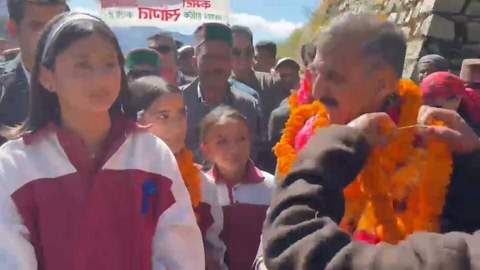 आज सुबह रोहड़ू विधानसभा क्षेत्र के भटवाड़ी में बेटियों से मुलाक़ात हुई। बातचीत के दौरान बेटी ने पुल की माँग रखी।
उसकी बात में मैंने पढ़ाई और आने-जाने को लेकर उसकी चिंता महसूस की। पुल निर्माण के लिए 4 करोड़ रुपये की राशि जल्द ही उपलब्ध करवा दी जाएगी।
पुल बन जाने के बाद बेटियों के स्कूल आने-जाने के साथ-साथ आसपास के भाइयों-बहनों के लिए भी आवागमन आसान हो जाएगा।
-मुख्यमंत्री ठाकुर सुखविन्द्र सिंह सुक्खू