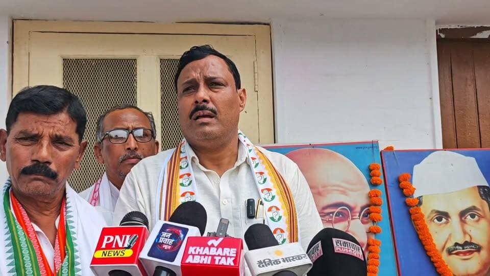 मऊ में कांग्रेस ने मनाई गांधी जयंती, महात्मा गांधी को किया नमन