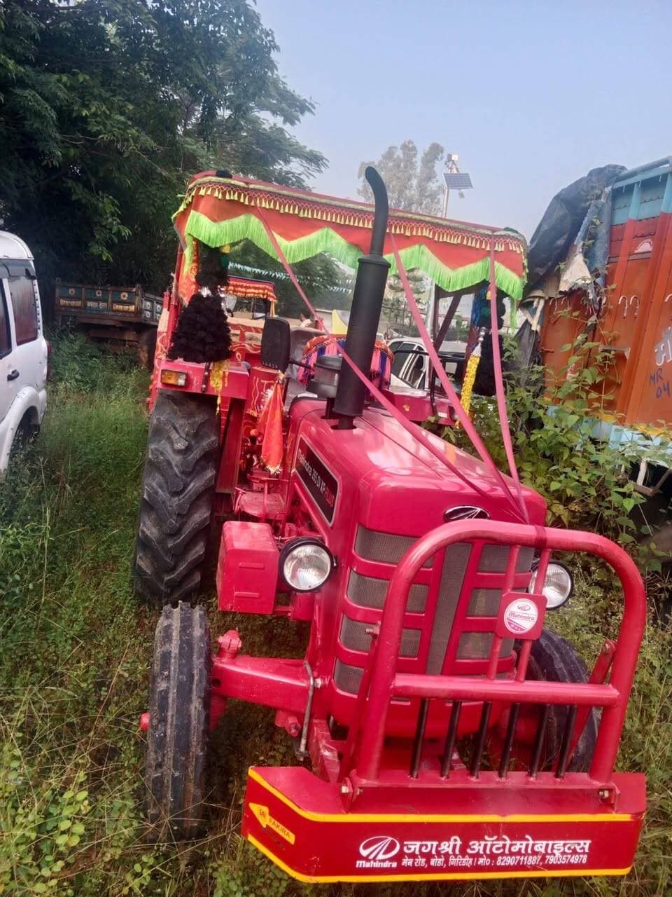 अवैध बालू परिवहन के विरूध कोडरमा पुलिस की बड़ी कार्यवाई, दो ट्रैक्टर जब्त एवं दो आरोपी गिरफतार।
पुलिस अधीक्षक के निर्देशानुसार जिले में अवैध बालू के उत्खनन, परिवहन एवं भंडारण के विरुद्ध विशेष अभियान संचालित किया जा रहा है। इसी क्रम में नवलशाही थाना पुलिस टीम द्वारा क्षेत्र में सघन वाहन जांच एवं निगरानी के दौरान अवैध बालू का परिवहन कर रहे दो ट्रैक्टरों को पकड़ा गया। पुलिस टीम द्वारा दोनों वाहनों की जांच की गई, जिसमें ट्रैक्टरों पर अवैध रूप से बालू लदा पाया गया। तत्पश्चात दोनों ट्रैक्टरों को विधिवत जब्त करते हुए दोनों ट्रैक्टर चालकों को गिरफ्तार किया गया। इस संबंध में नवलशाही थाना कांड संख्या 66/26, दिनांक 02.10.2026, धारा 303 (2), 317(5),3(5) बी०एन०एस० के तहत दर्ज कर अग्रिम विधिक कार्रवाई की जा रही है।
पुलिस अधीक्षक ने सभी थाना प्रभारियों को निर्देशित किया है कि अपने-अपने थाना क्षेत्रों में अवैध बालू के उत्खनन एवं परिवहन के विरुद्ध सतत निगरानी रखते हुए सूचना प्राप्त होने पर त्वरित एवं विधिसम्मत कार्रवाई सुनिश्चित करें।
जिले में अवैध बालू के उत्खनन, परिवहन एवं भंडारण के विरुद्ध पुलिस का विशेष अभियान निरंतर जारी रहेगा।
गिरफ्तार अभियुक्त-
1. श्यामदेव यादव, पिता- स्व० बंशी यादव, ग्राम मसमोहना बाराडीह, थाना नवलशाही जिला कोडरमा।
2. अंगेश्वर यादव, पिता- स्व० बिनोद यादव, ग्राम नीमाडीह, थाना नवलशाही, जिला कोडरमा ।
बरामद / जप्त सामान-
1. नीला रंग का ट्रैक्टर, कंपनी सोनालीका, वाहन सं० JH12J4864
2. लाल रंग का ट्रैक्टर, कंपनी महेन्द्र, वाहन चेचीस नं0 MBNGAACDATRD16737
छापामारी दल-
1. पु०अ०नि० सुमन कुमार, थाना प्रभारी, नवलशाही थाना।
2. पु०अ०नि० रवि प्रकाश पंडित, नवलशाही थाना।
3. सशस्त्र बल नवलशाही थाना।