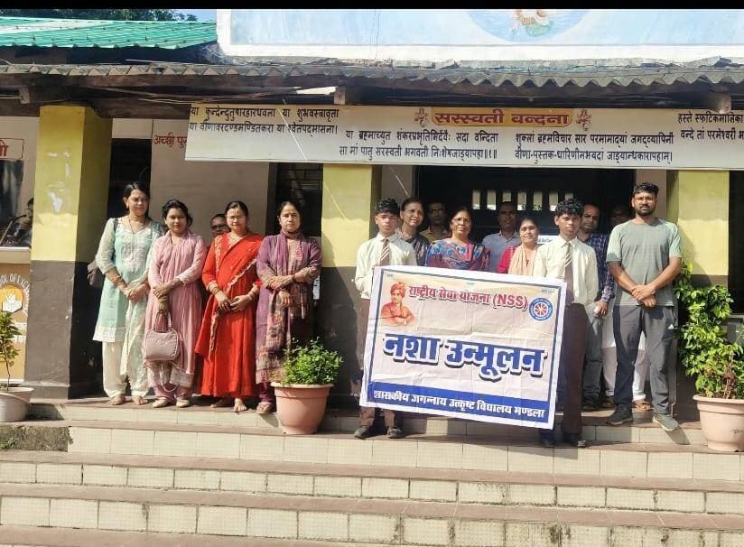 गांधी जयंती पर उत्कृष्ट विद्यालय में नशा मुक्ति और स्वच्छता अभियान
मंडला के शासकीय जगन्नाथ उत्कृष्ट विद्यालय मंडला में गांधी जयंती के अवसर पर नशा मुक्ति एवं स्वच्छ भारत अभियान का आयोजन किया गया। कार्यक्रम में राष्ट्रीय सेवा योजना (NSS) के स्वयंसेवकों, एनसीसी कैडेट्स और छात्र-छात्राओं ने उत्साहपूर्वक सहभागिता की।
कार्यक्रम का शुभारंभ विद्यालय की प्राचार्या कल्पना नामदेव ने मां सरस्वती, राष्ट्रपिता महात्मा गांधी एवं पूर्व प्रधानमंत्री लाल बहादुर शास्त्री के चित्र पर माल्यार्पण और दीप प्रज्ज्वलन के साथ किया। शिक्षक नरेश ठाकुर ने विद्यार्थियों को गांधी जी के जीवन एवं संघर्षों की जानकारी दी, जबकि शिक्षक देवेंद्र कछवाहा ने उनके आदर्शों को जीवन में अपनाने के लिए प्रेरित किया।
इस दौरान प्राचार्या ने विद्यार्थियों और विद्यालय स्टाफ को नशा मुक्ति की शपथ दिलाई। इसके बाद स्वच्छ भारत अभियान के तहत विद्यालय परिसर में सामूहिक सफाई अभियान चलाया गया। विद्यार्थियों और शिक्षकों ने प्लास्टिक, कचरा, खरपतवार एवं सूखे पत्तों को एकत्र कर निर्धारित स्थान पर निस्तारित किया। छात्राओं ने स्वच्छता का संदेश देती आकर्षक रंगोलियां भी बनाईं।
विद्यालय प्रबंधन ने विद्यार्थियों के प्रयासों की सराहना करते हुए स्वच्छता और नशा मुक्ति को दैनिक जीवन का हिस्सा बनाने का संकल्प दिलाया। कार्यक्रम के समापन पर विद्यार्थियों को प्रसाद वितरित किया गया। इस अवसर पर विद्यालय का समस्त स्टाफ एवं बड़ी संख्या में छात्र-छात्राएं मौजूद रहे।
#GandhiJayanti #SwachhBharat #NashaMukti #MandlaNews #MadhyaPradeshNews #SwachhataAbhiyan
